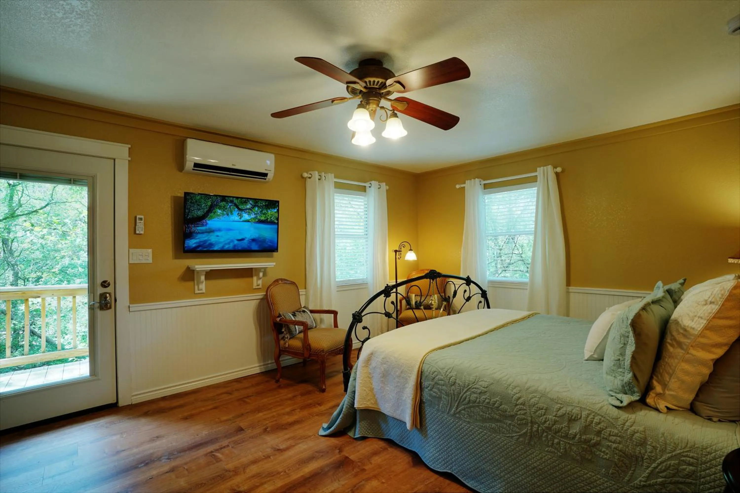 Property building, Bed in Bed and Breakfast on White Rock Creek