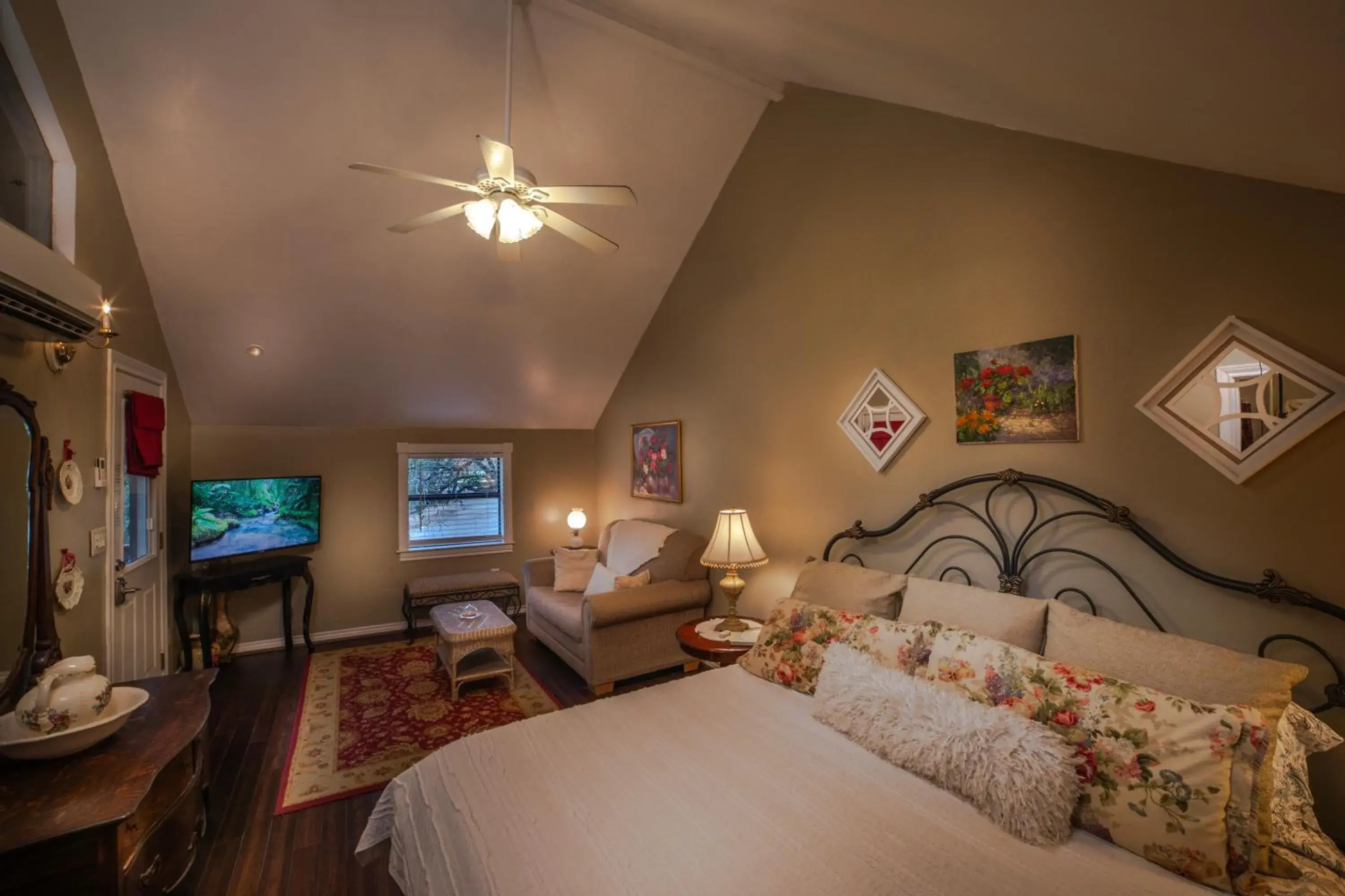 King Room in Bed and Breakfast on White Rock Creek King Room in Bed and Breakfast on White Rock Creek