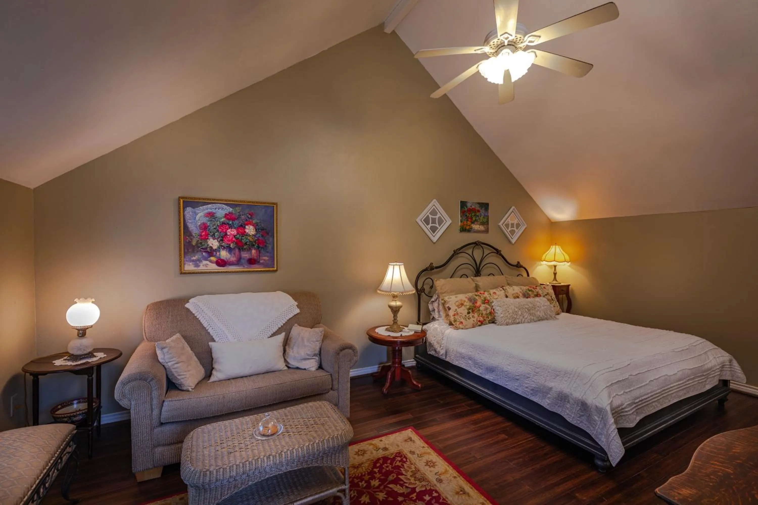 Property building, Bed in Bed and Breakfast on White Rock Creek