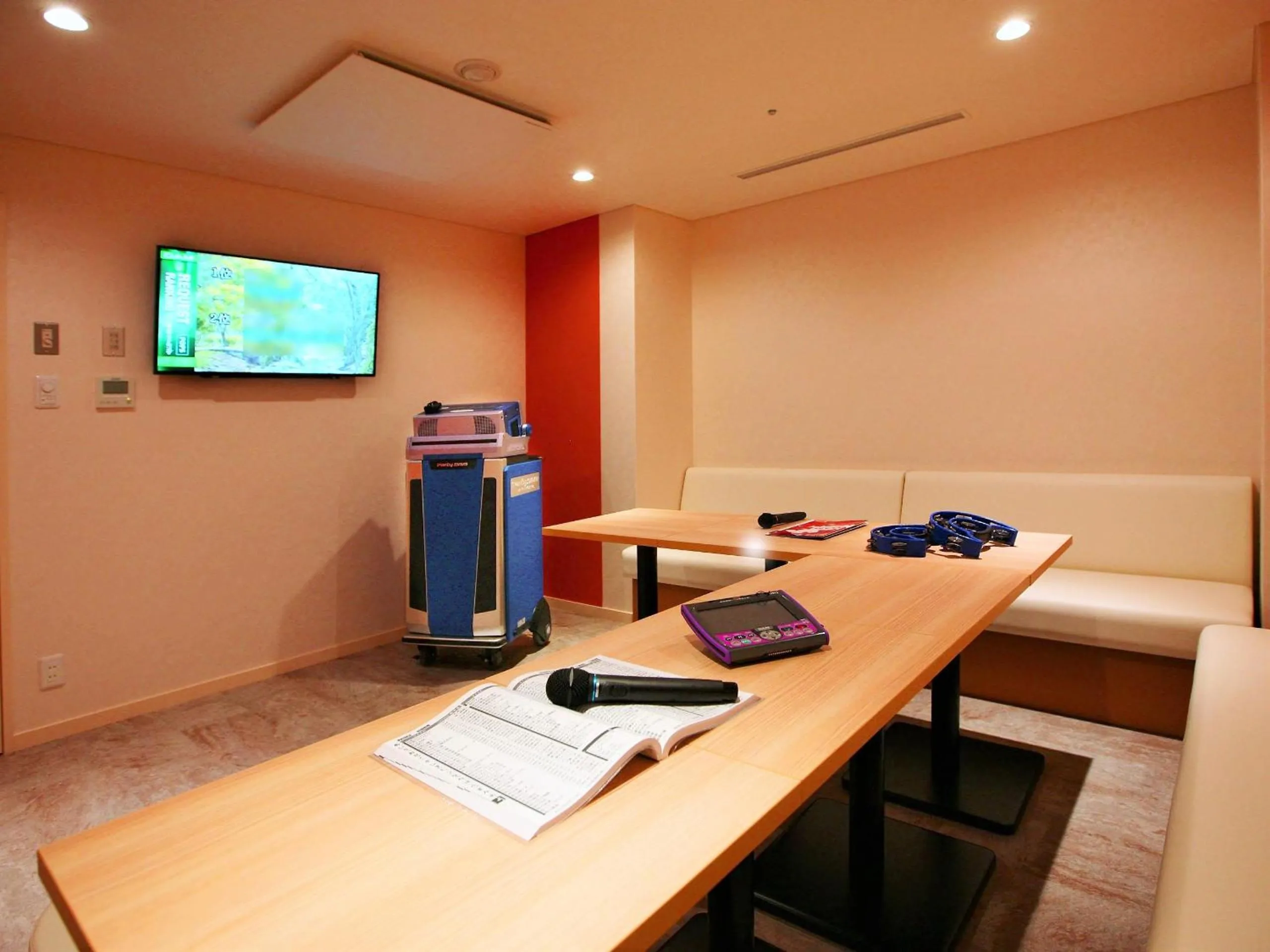 Karaoke in Shiraraso Grand Hotel