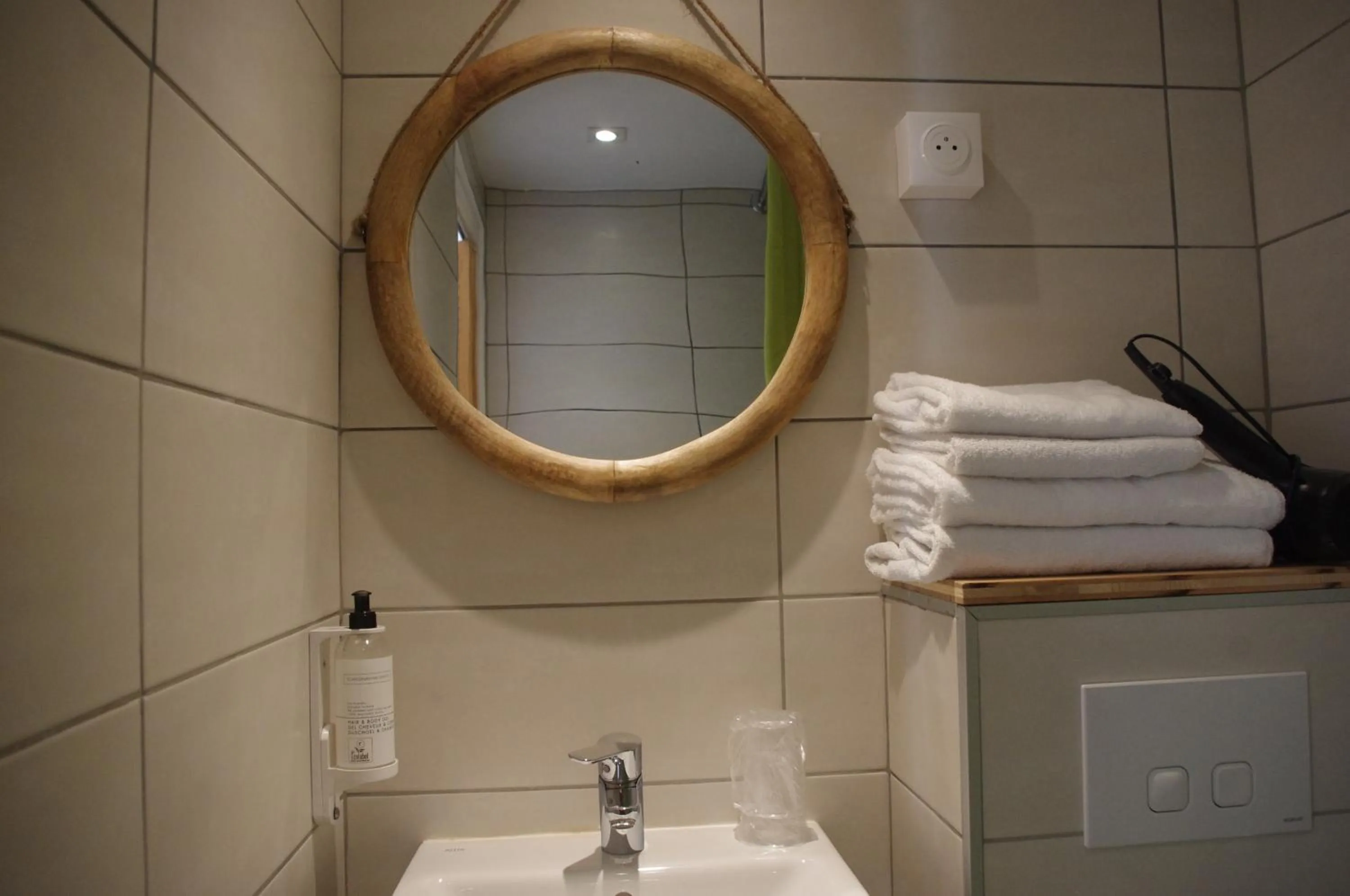 Bathroom in Hôtel Almanarre Plage - Hôtel Eco-Responsable face à la mer