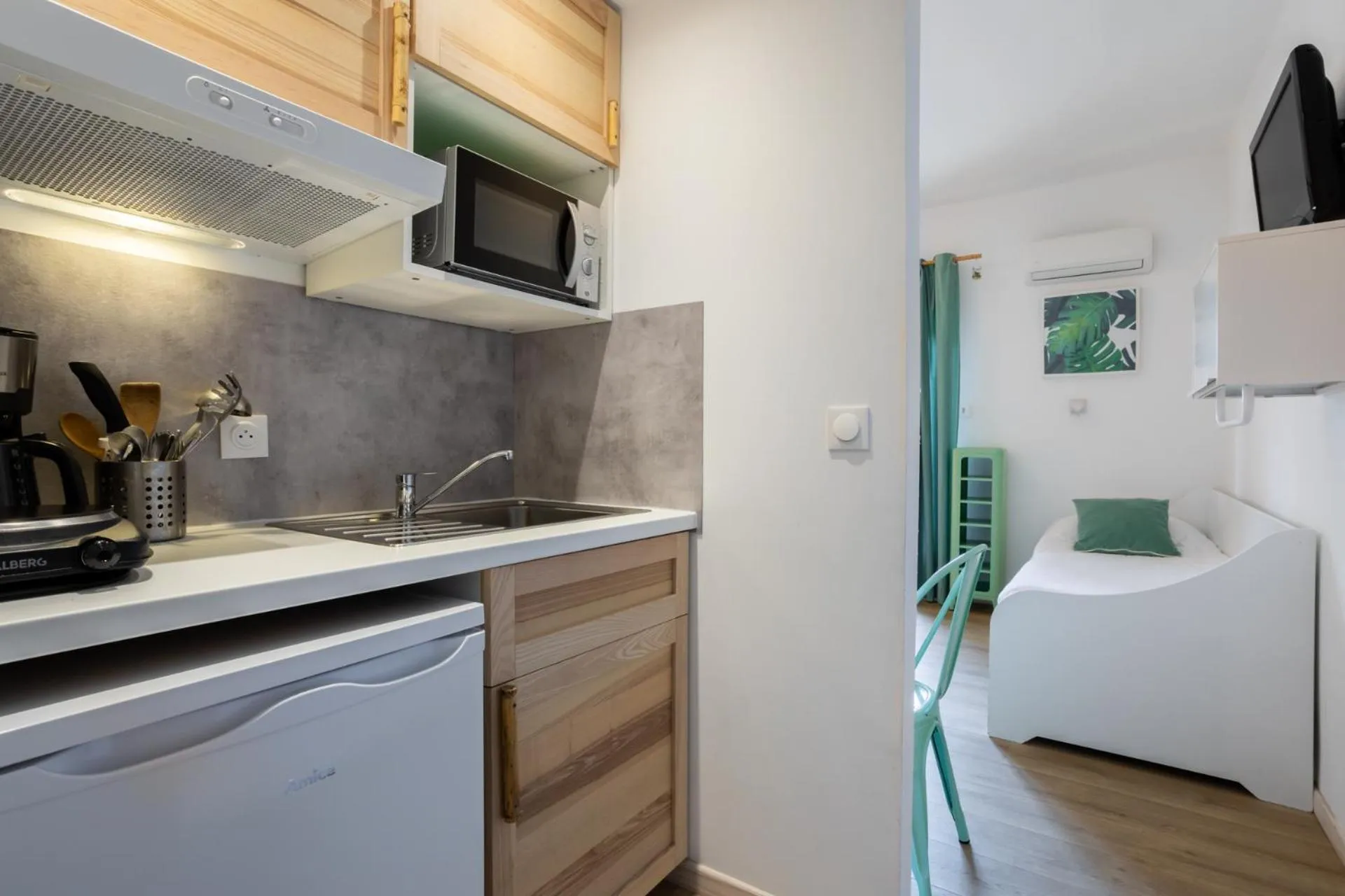 Kitchen or kitchenette in Hôtel Almanarre Plage - Hôtel Eco-Responsable face à la mer