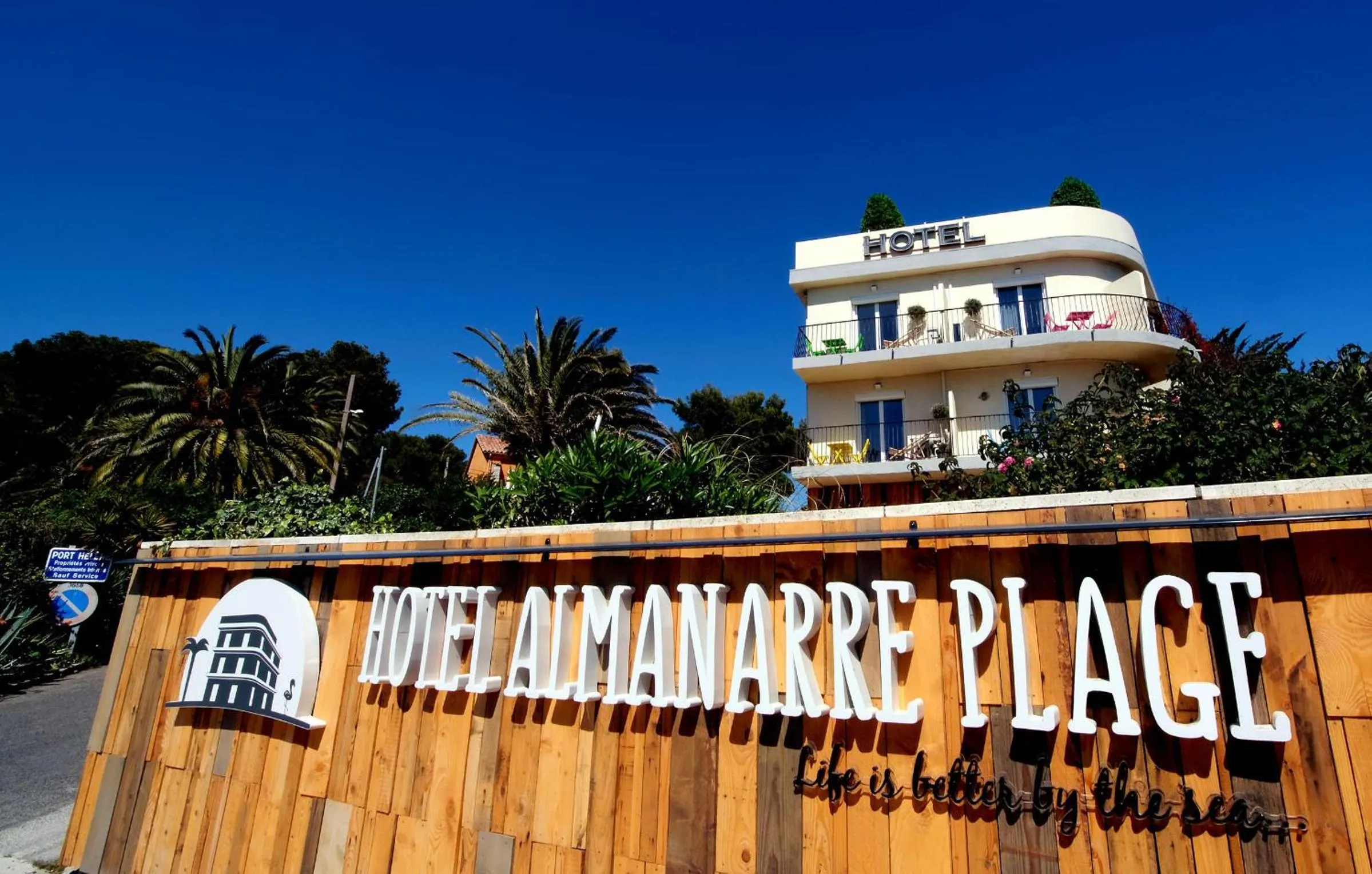 Property logo or sign in Hôtel Almanarre Plage - Hôtel Eco-Responsable face à la mer