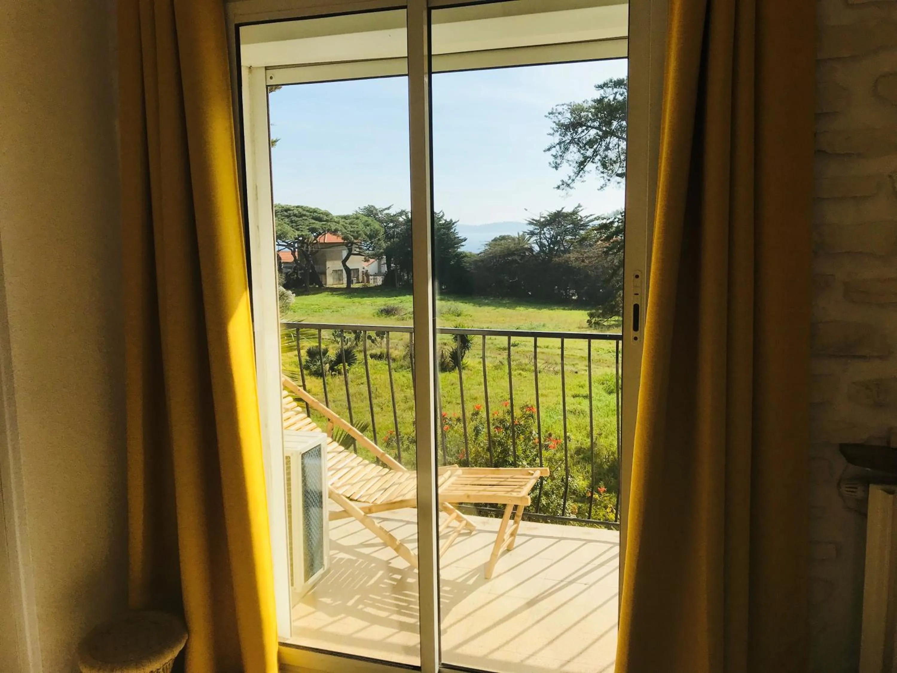 Balcony/Terrace in Hôtel Almanarre Plage - Hôtel Eco-Responsable face à la mer