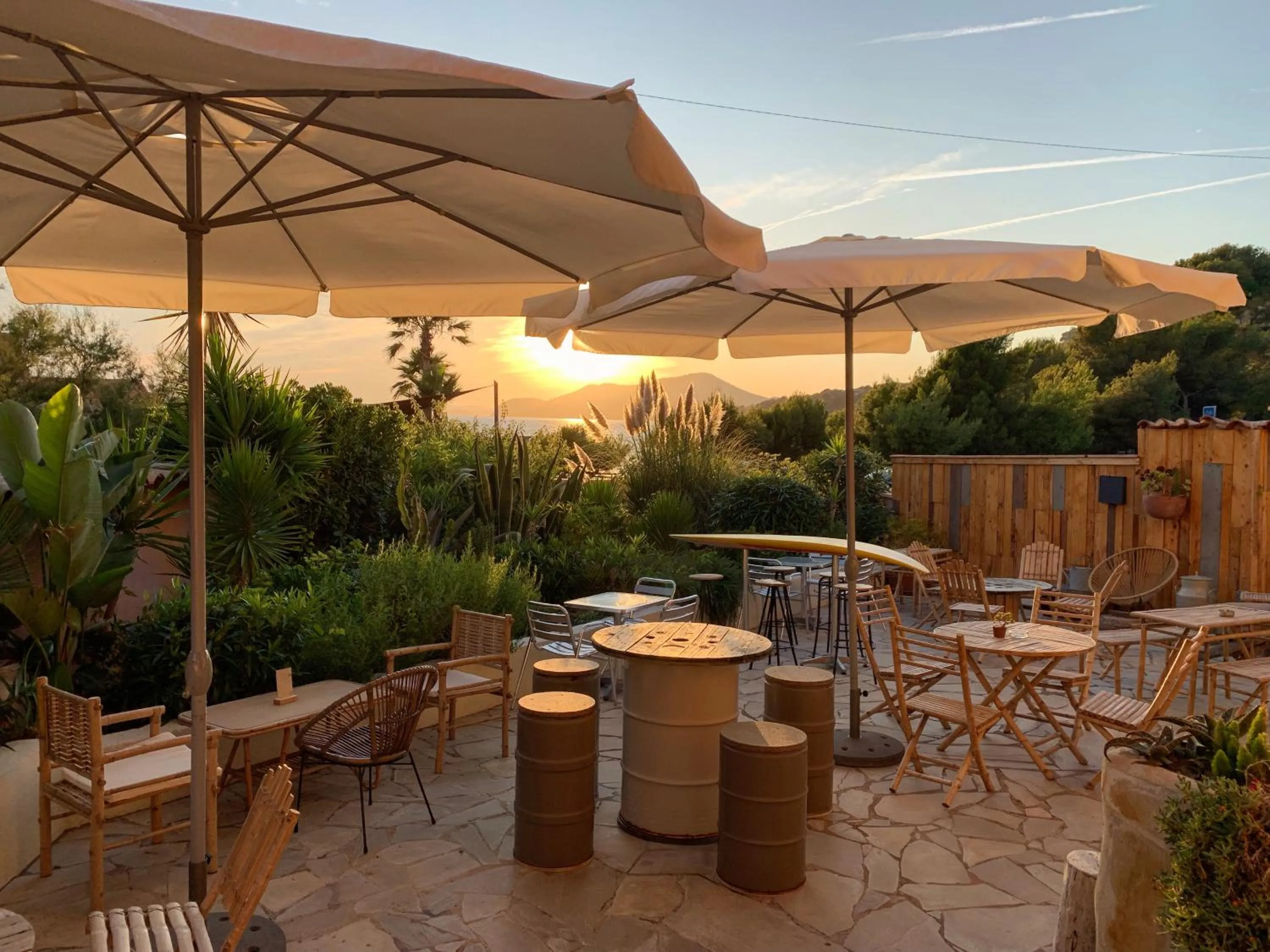 Patio in Hôtel Almanarre Plage - Hôtel Eco-Responsable face à la mer