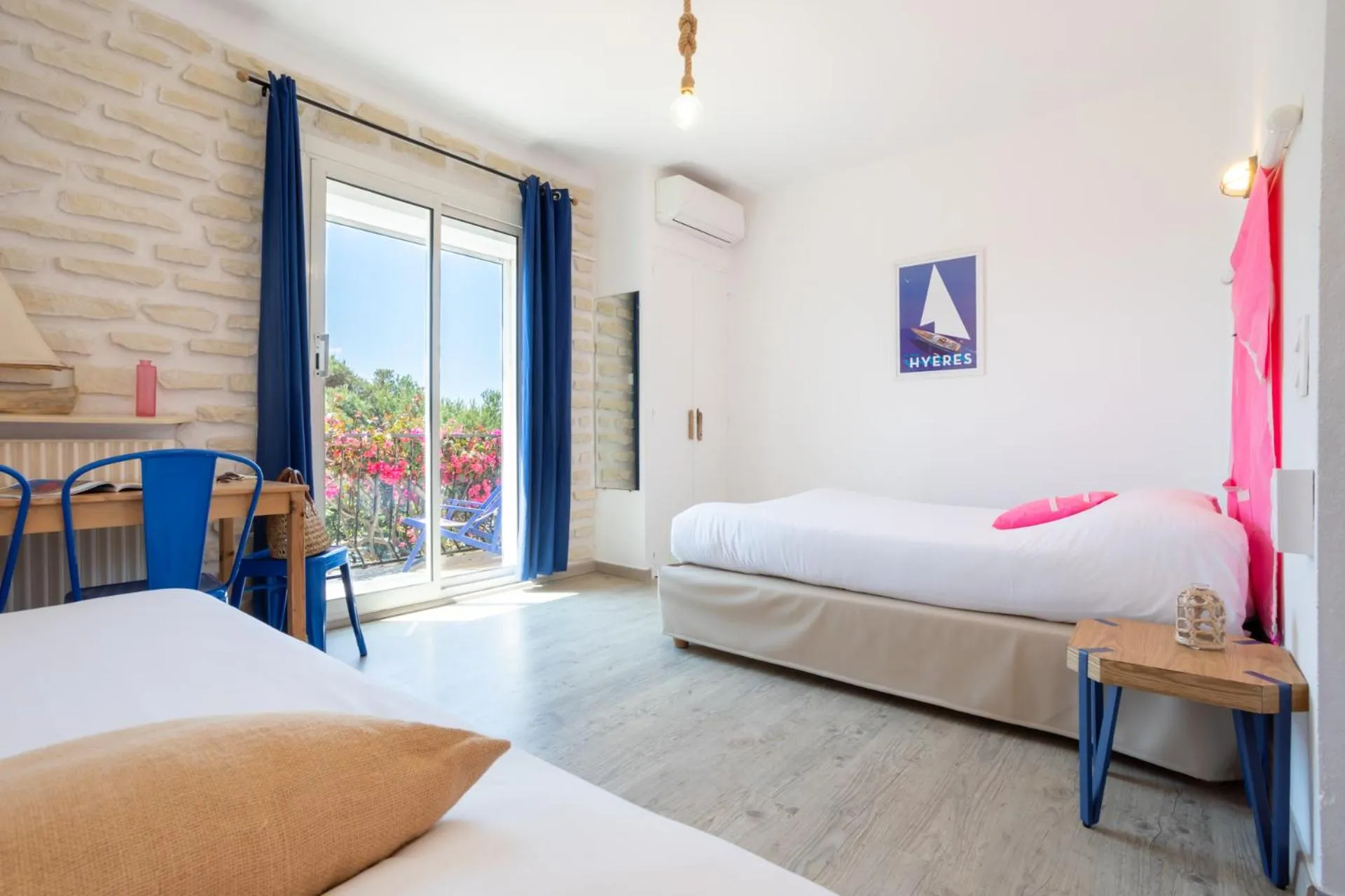 Bed in Hôtel Almanarre Plage - Hôtel Eco-Responsable face à la mer