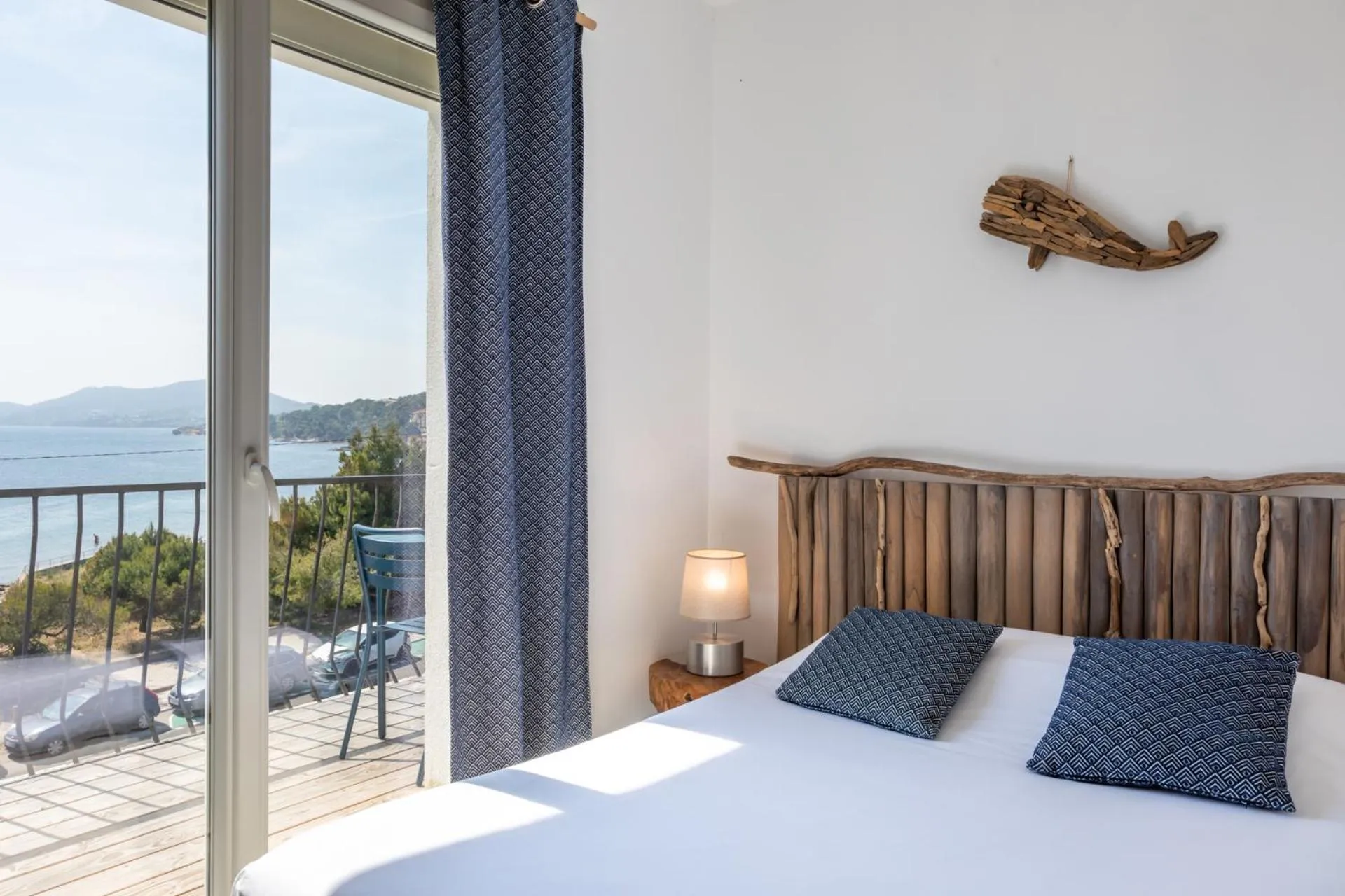 Bed in Hôtel Almanarre Plage - Hôtel Eco-Responsable face à la mer