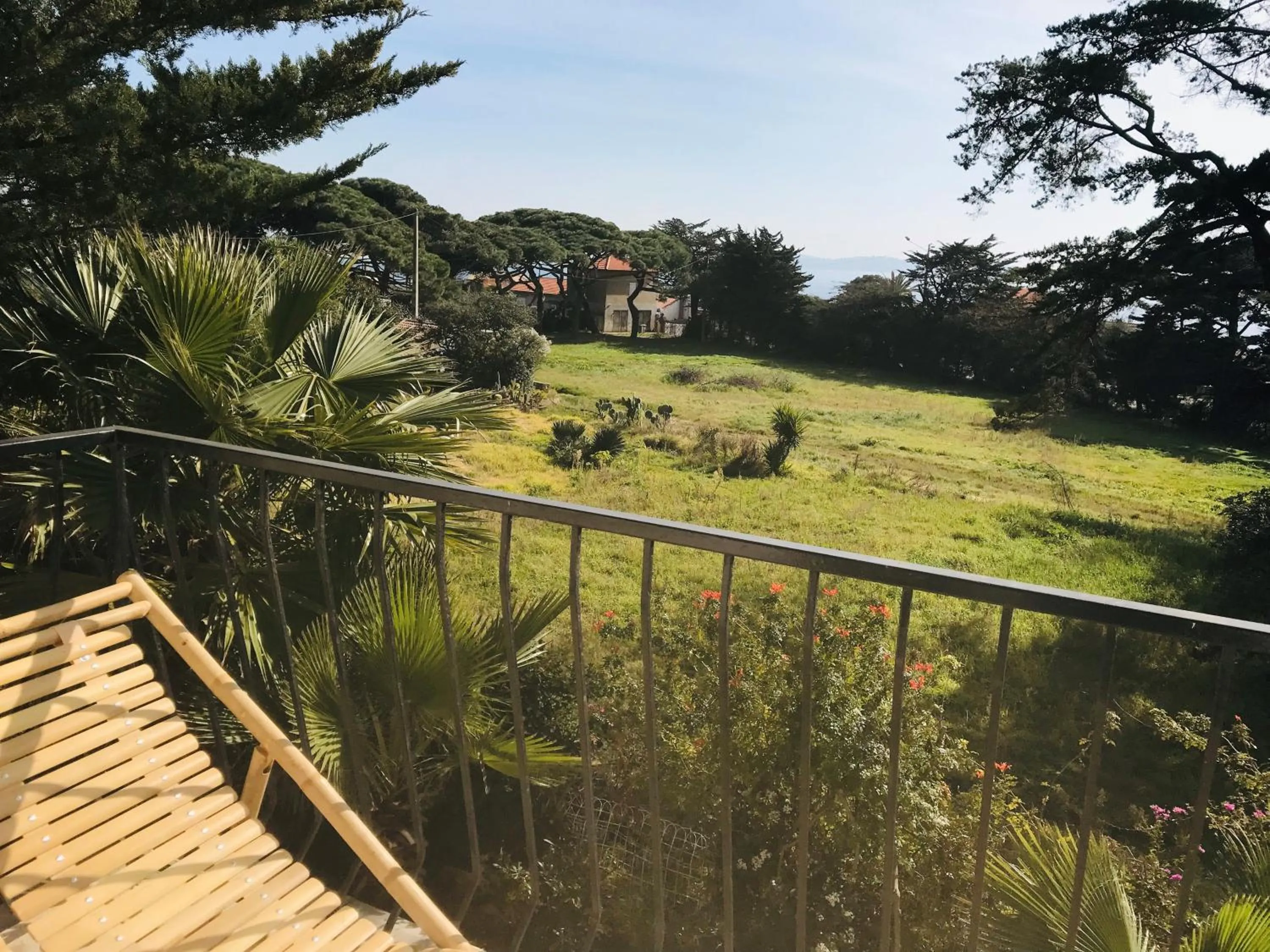Balcony/Terrace in Hôtel Almanarre Plage - Hôtel Eco-Responsable face à la mer