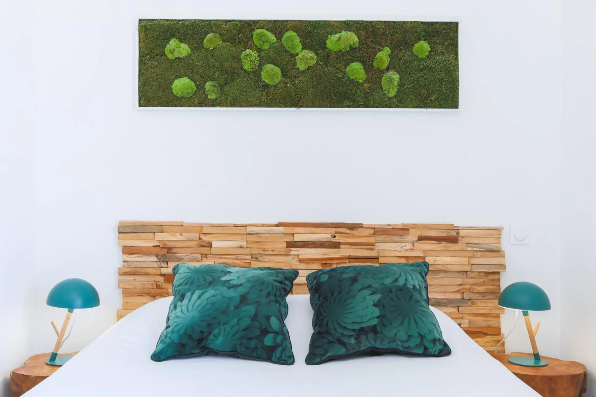 Bed in Hôtel Almanarre Plage - Hôtel Eco-Responsable face à la mer