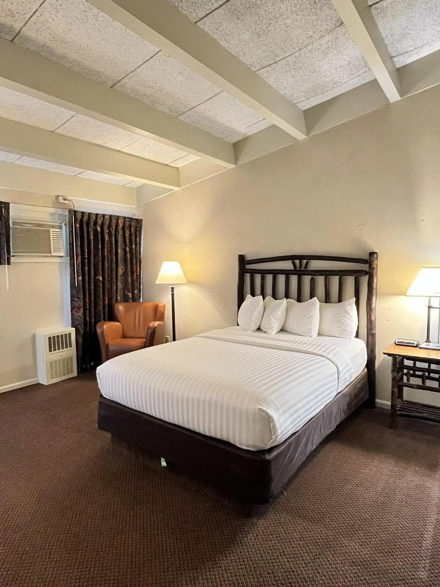 Bed in Windjammer Lodge