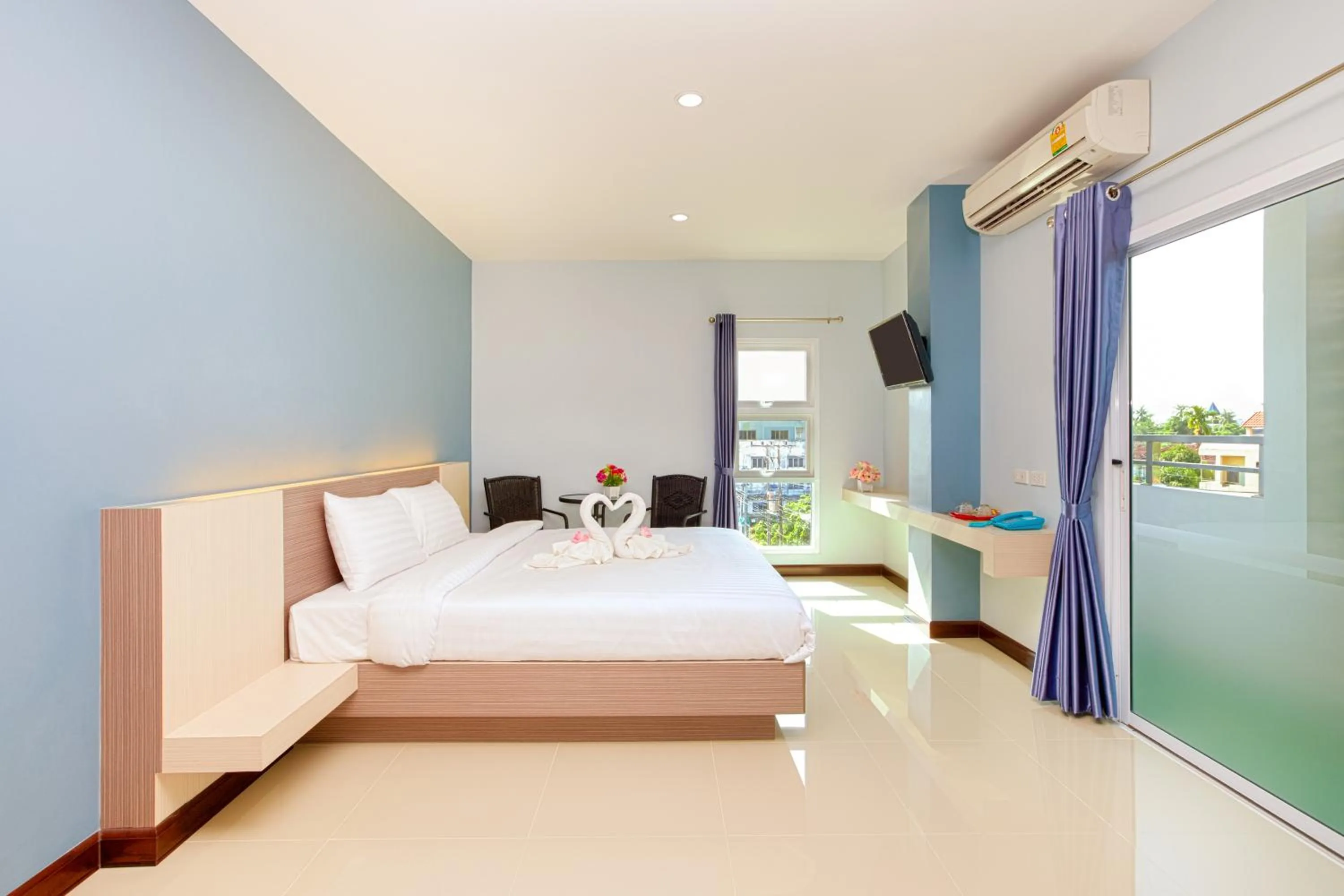 Bed in Je T'aime Hotel