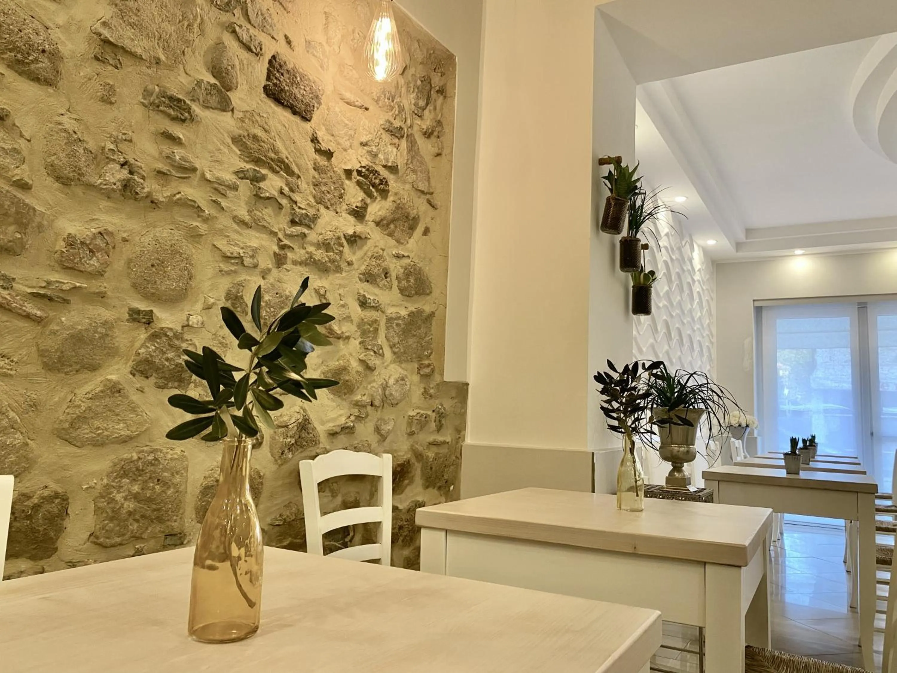 Restaurant/places to eat in Albergo Elea