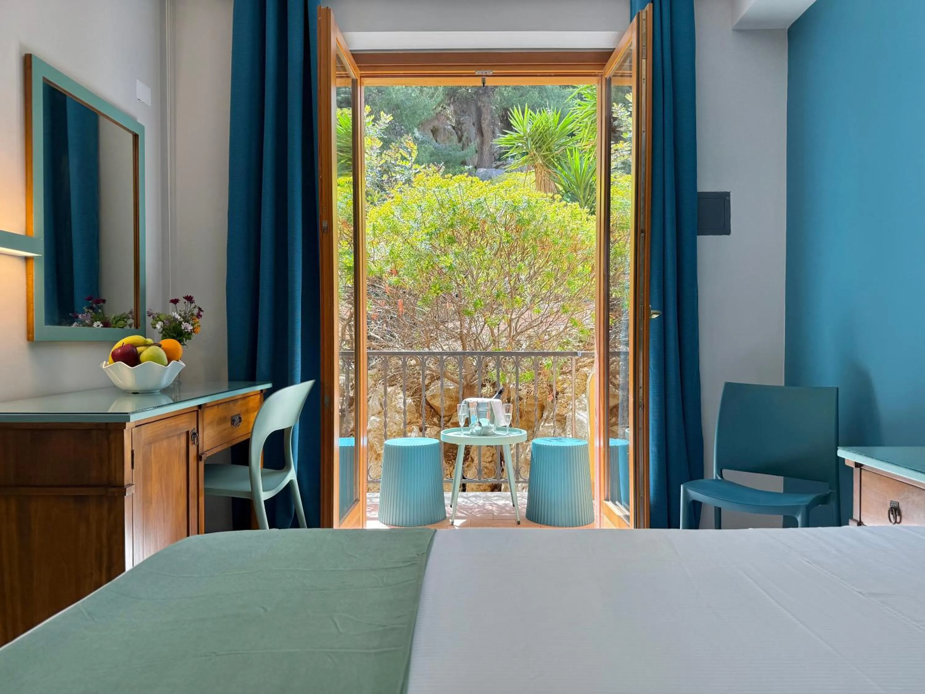 Balcony/Terrace, Bed in Hotel Panoramic