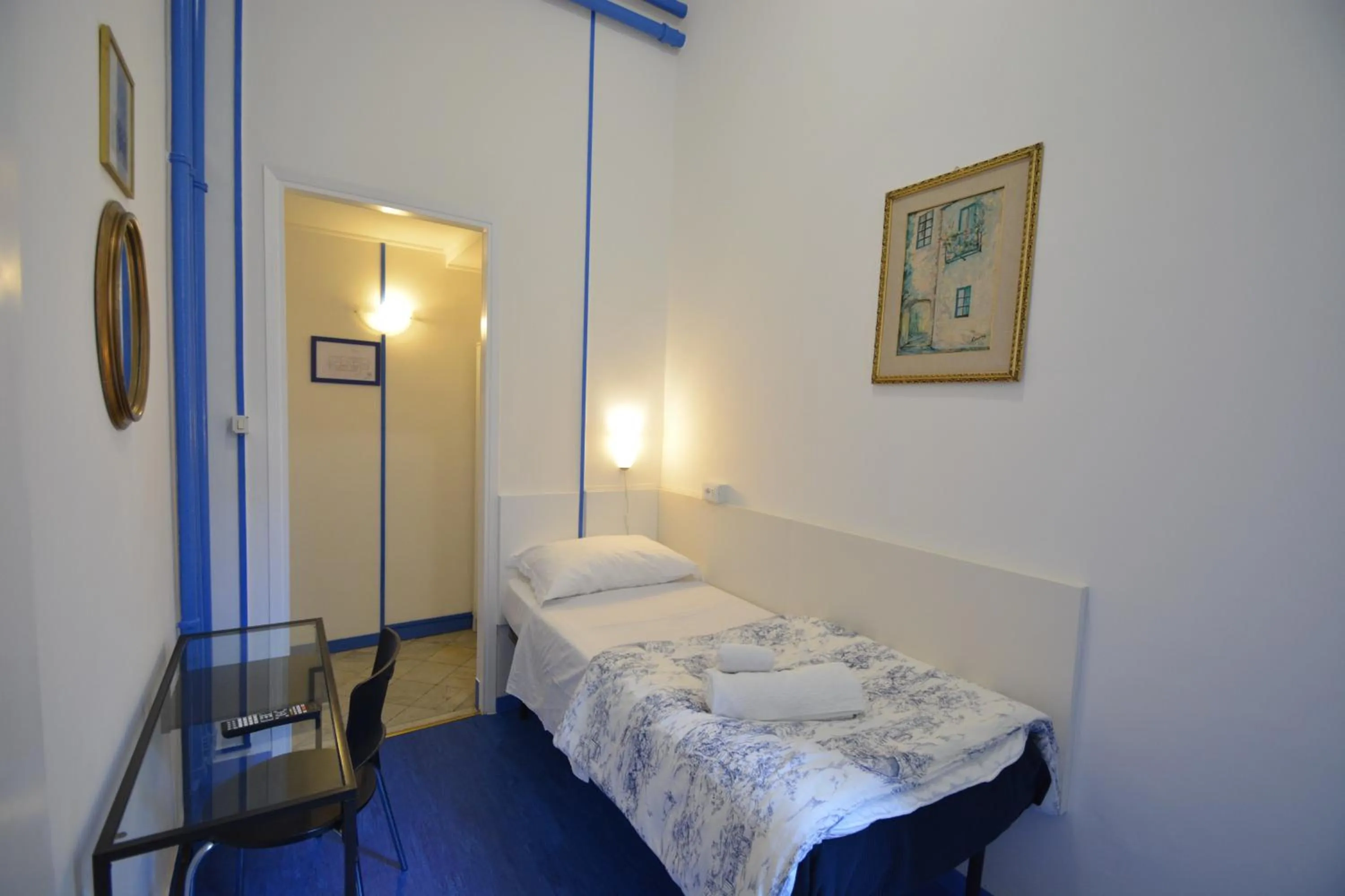 Photo of the whole room, Bed in Olympia Hotel