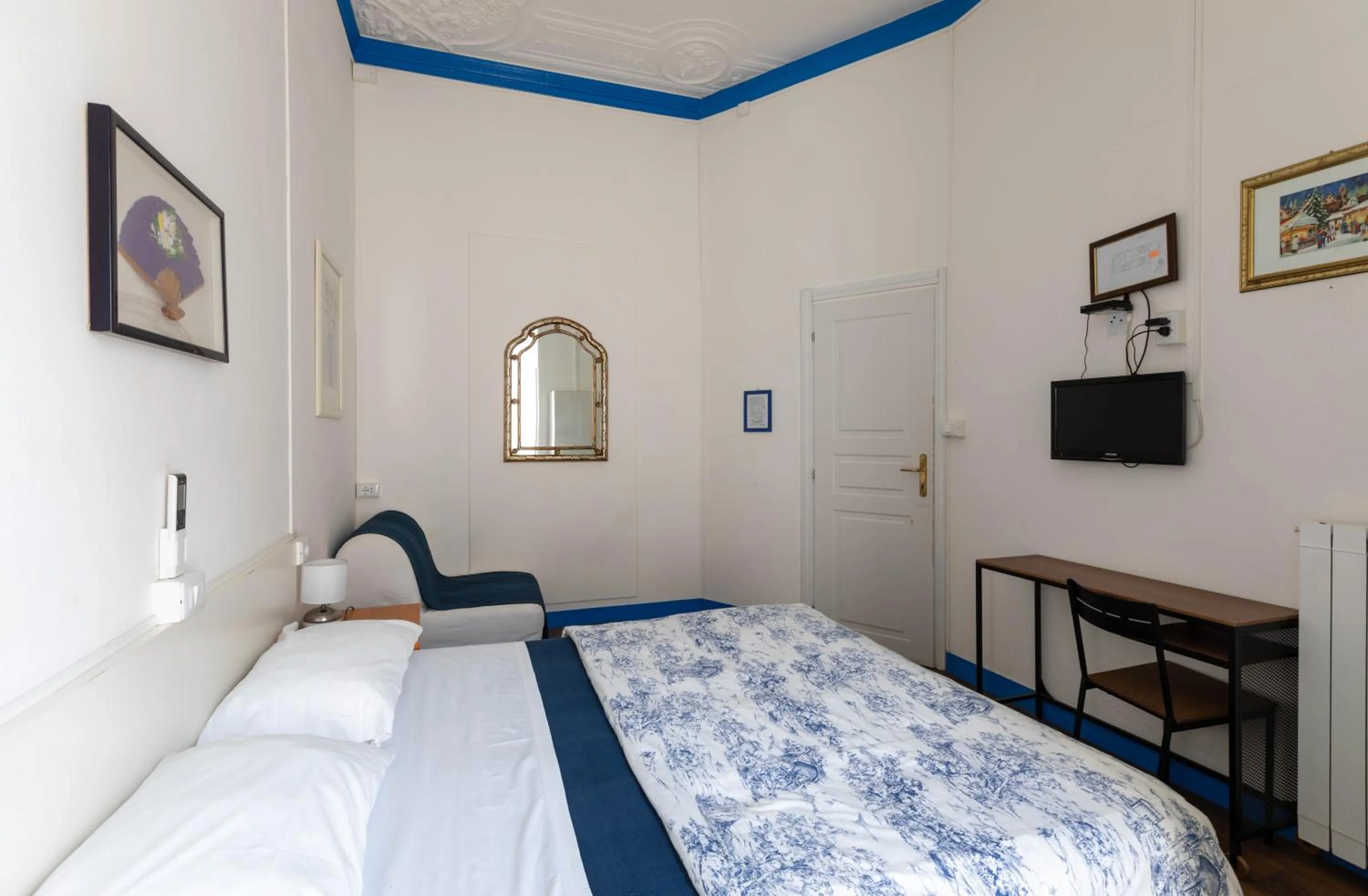 Photo of the whole room, Bed in Olympia Hotel