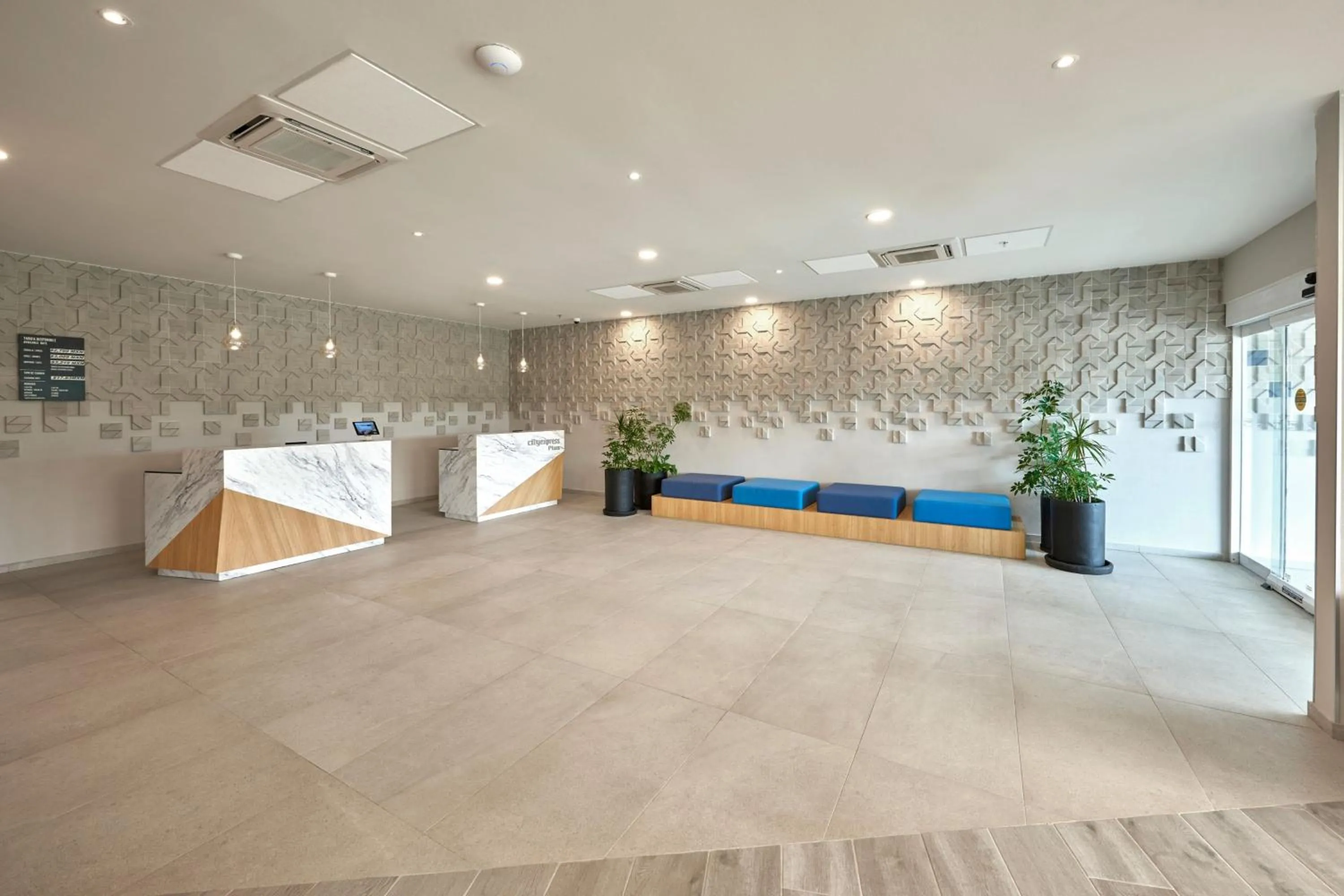 Lobby or reception in City Express Plus by Marriott Cancun Aeropuerto Riviera