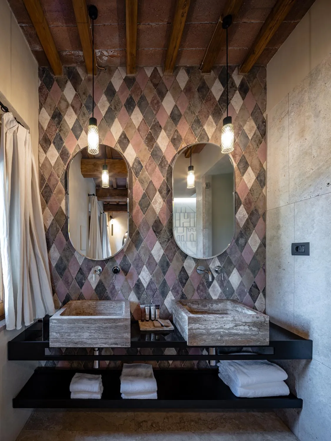 Bathroom, Bed in Mormoraia