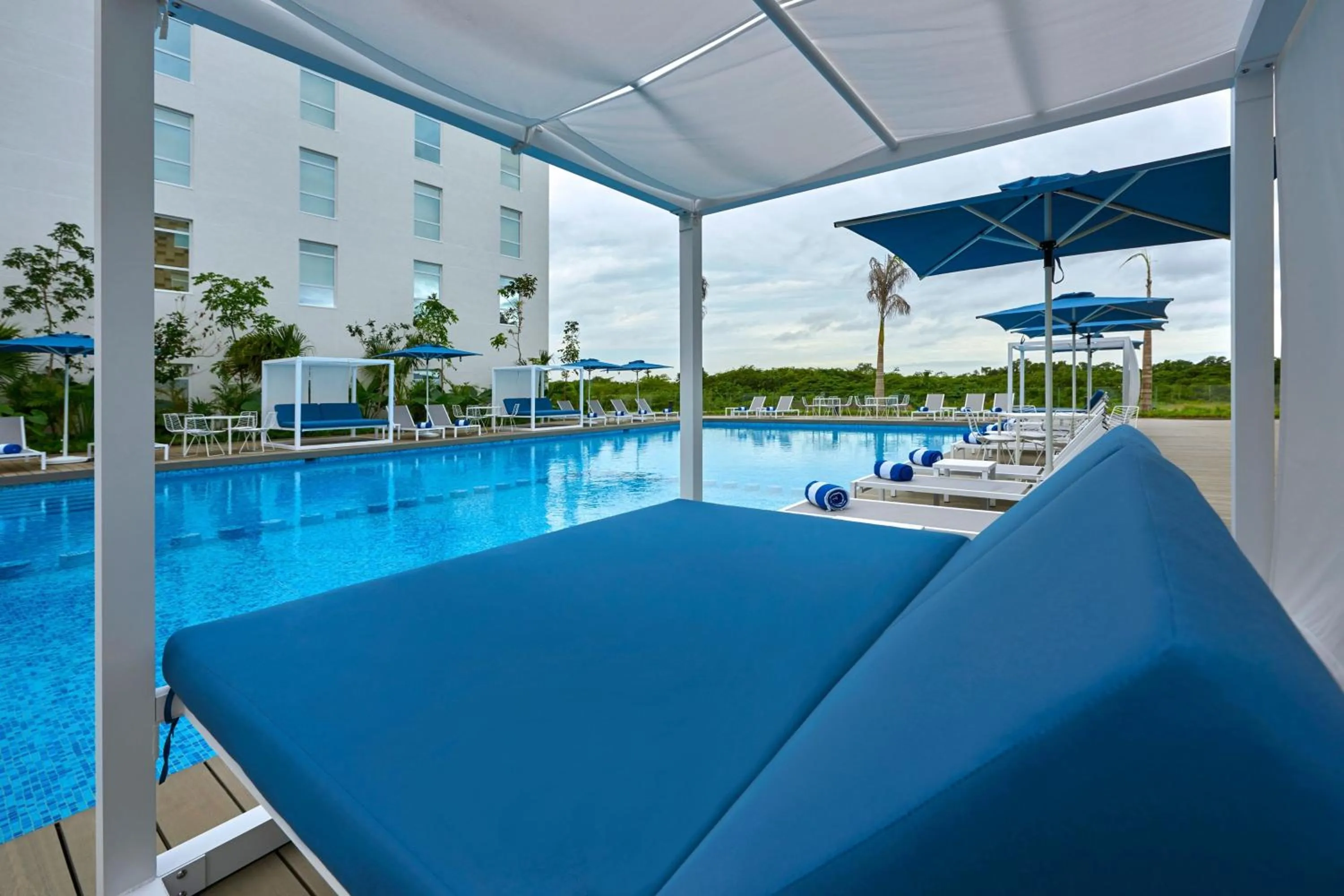 Swimming pool in City Express Suites by Marriott Cancún Aeropuerto