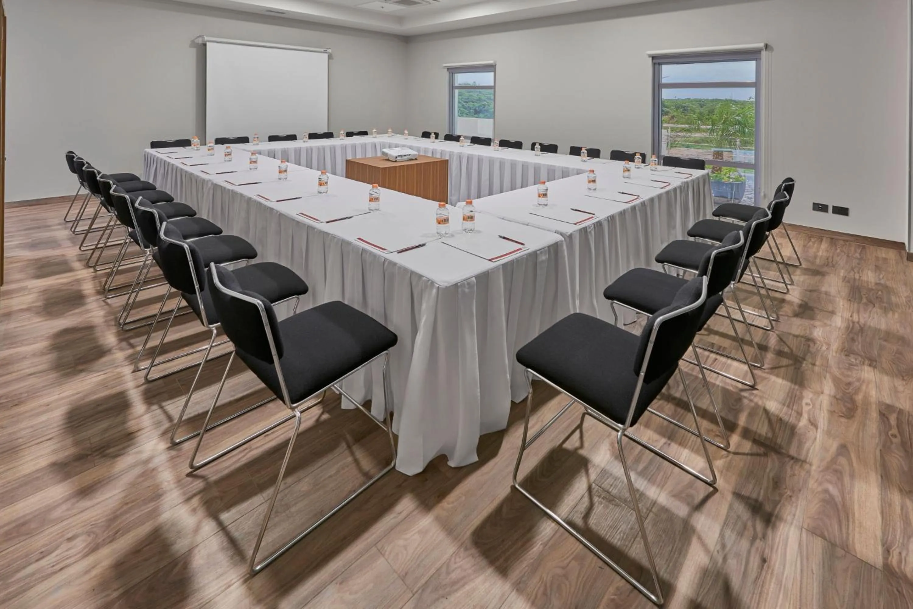 Meeting/conference room in City Express Suites by Marriott Cancún Aeropuerto