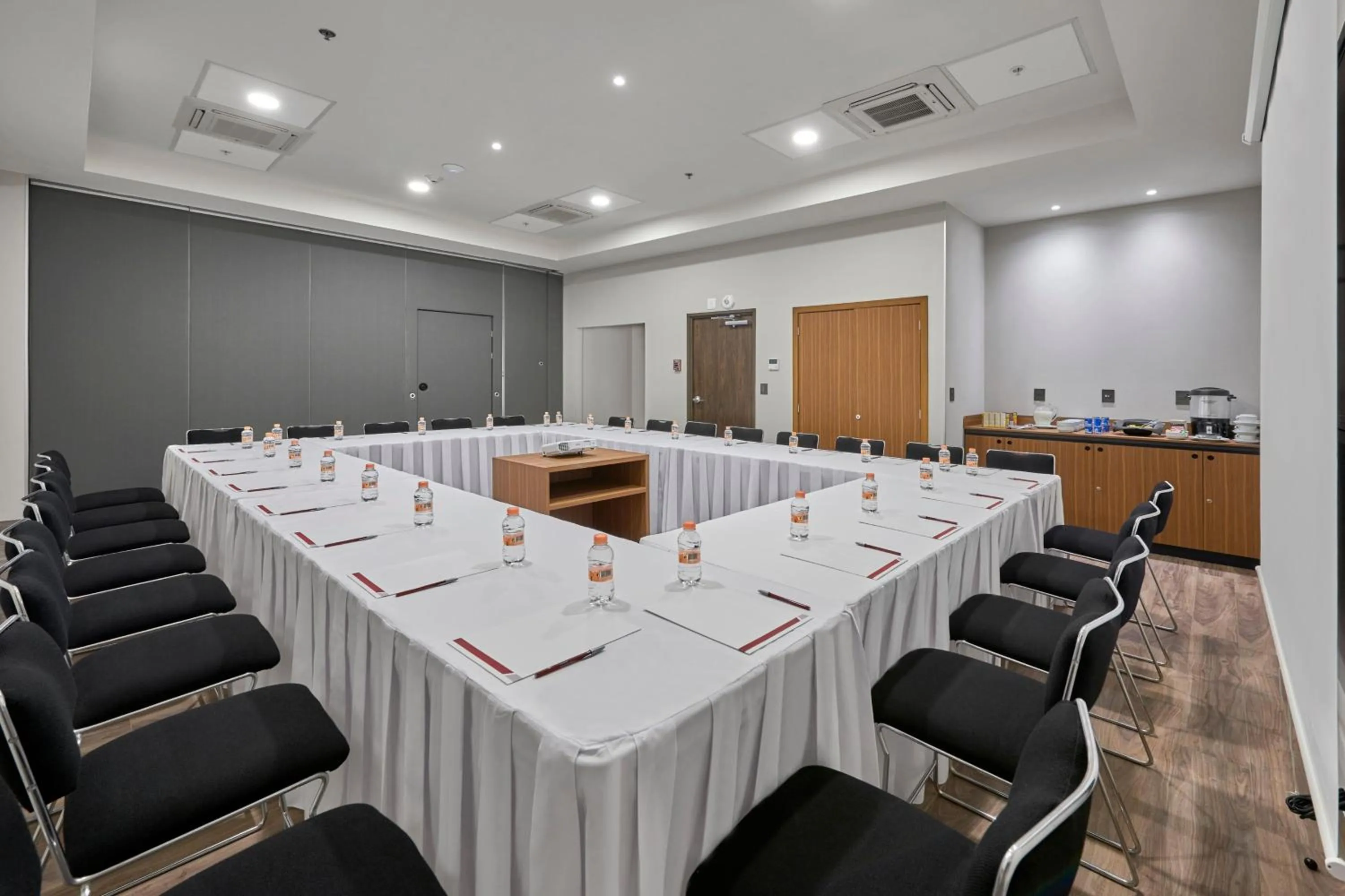 Meeting/conference room in City Express Suites by Marriott Cancún Aeropuerto