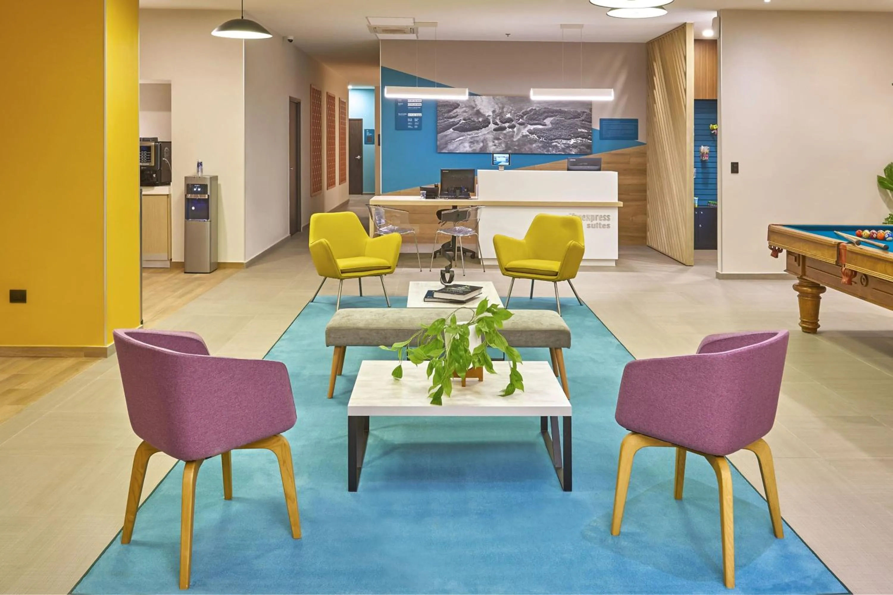 Living room in City Express Suites by Marriott Cancún Aeropuerto