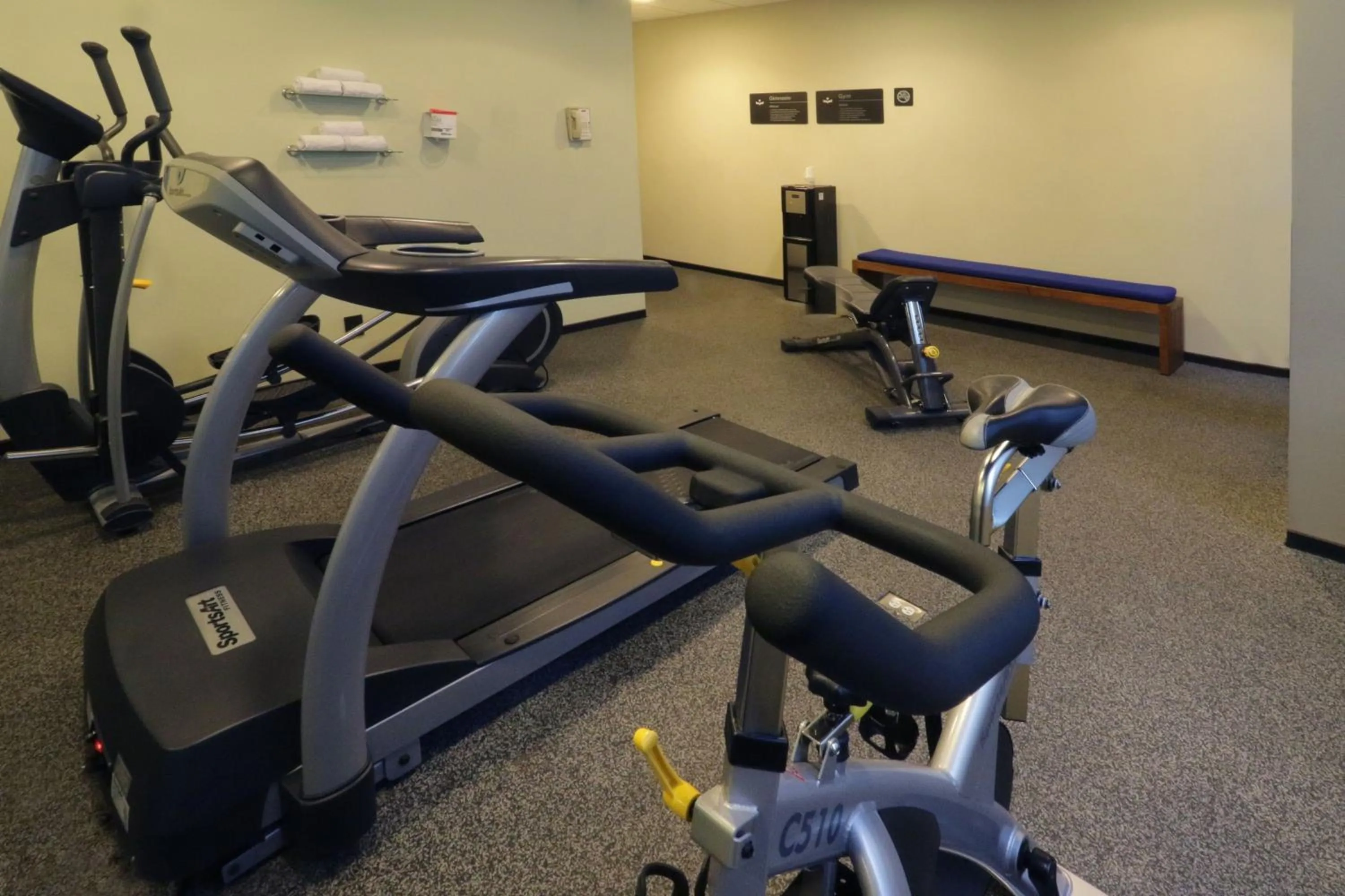 Fitness centre/facilities in City Express Suites by Marriott Cancún Aeropuerto