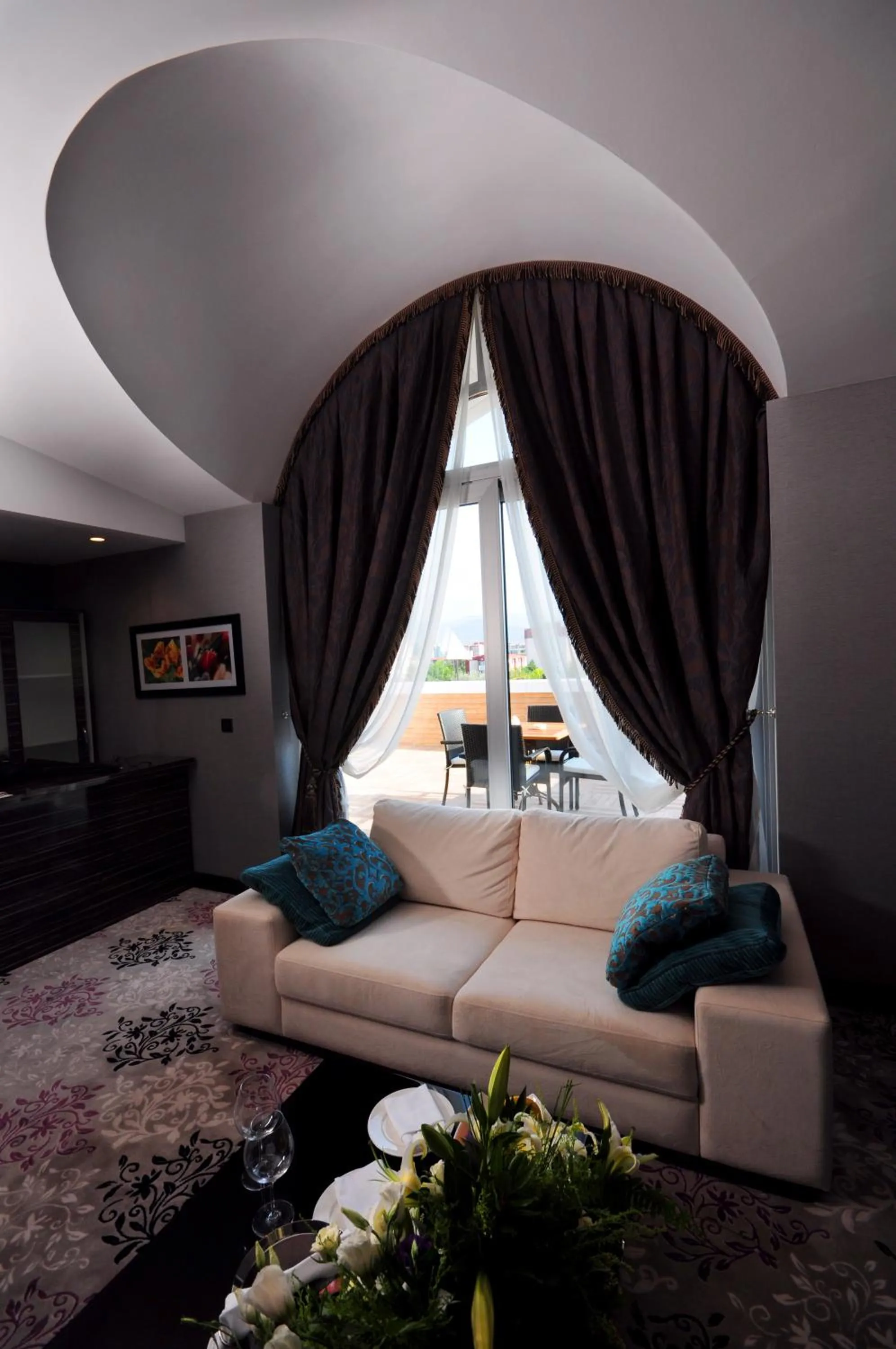 Seating area in Ramada Plaza By Wyndham Izmit