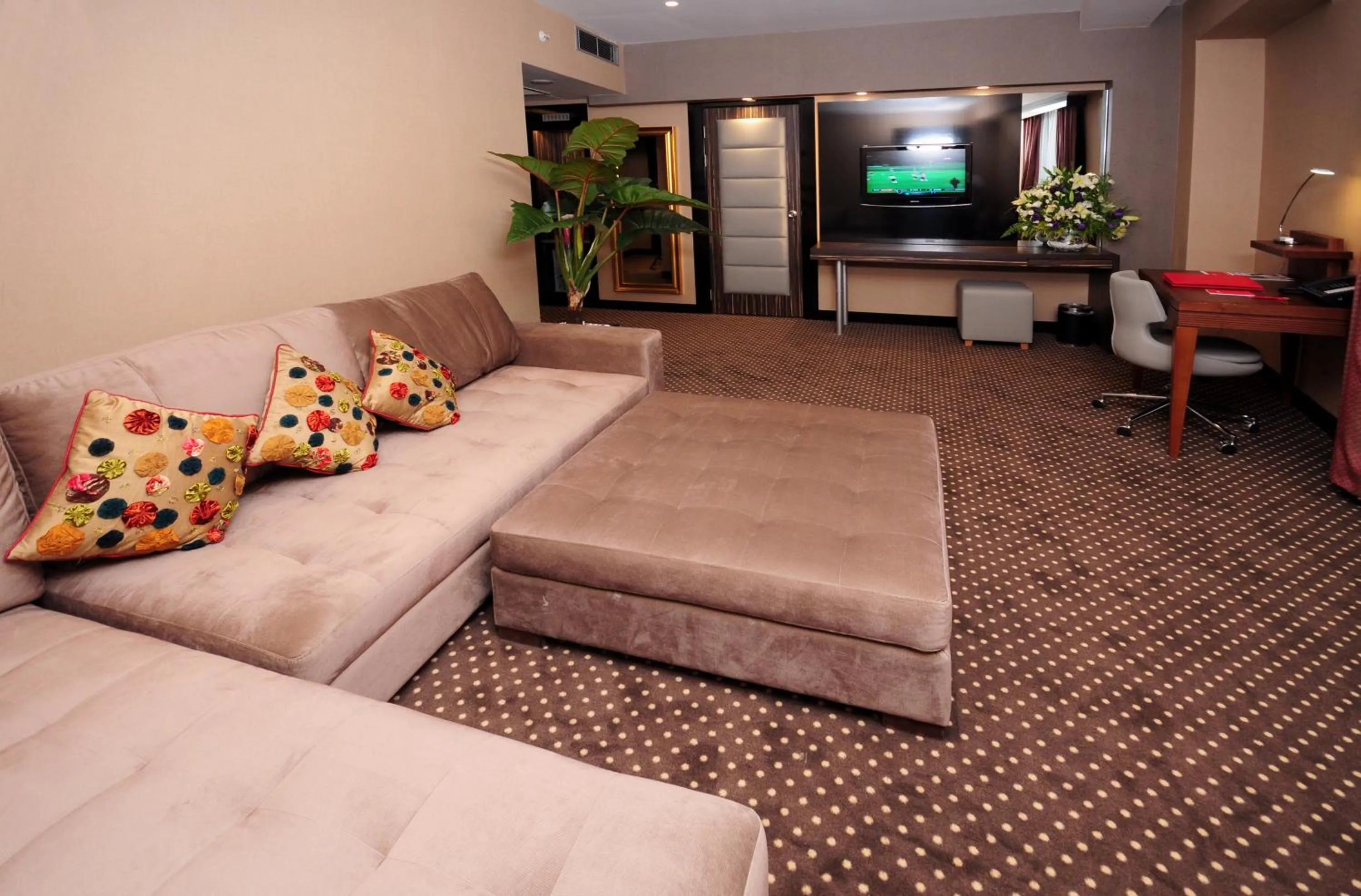Living room, Bed in Ramada Plaza By Wyndham Izmit