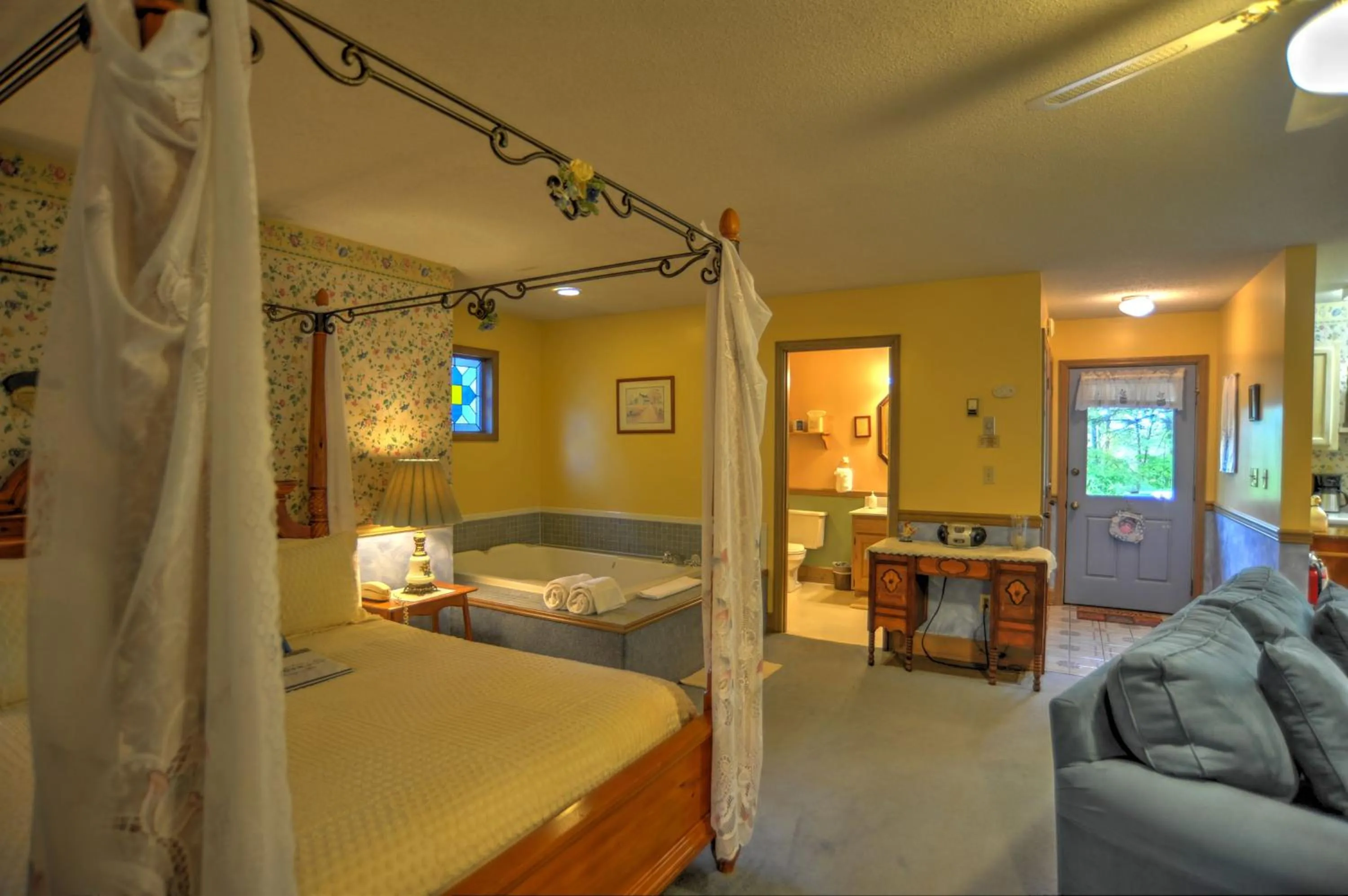 Photo of the whole room, Bed in Blue Mountain Mist Country Inn