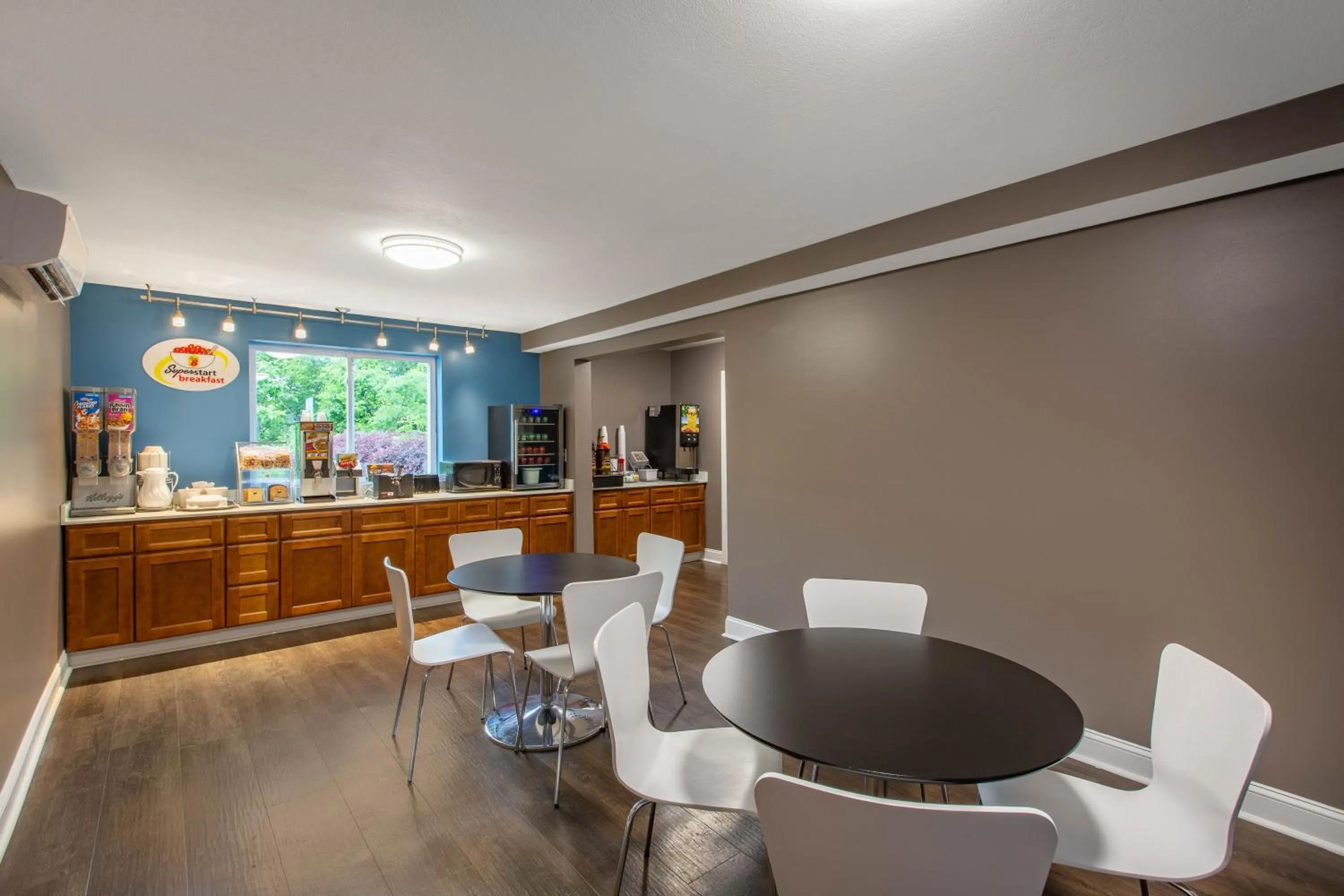 Dining area in Super 8 by Wyndham Chattanooga Lookout Mountain TN