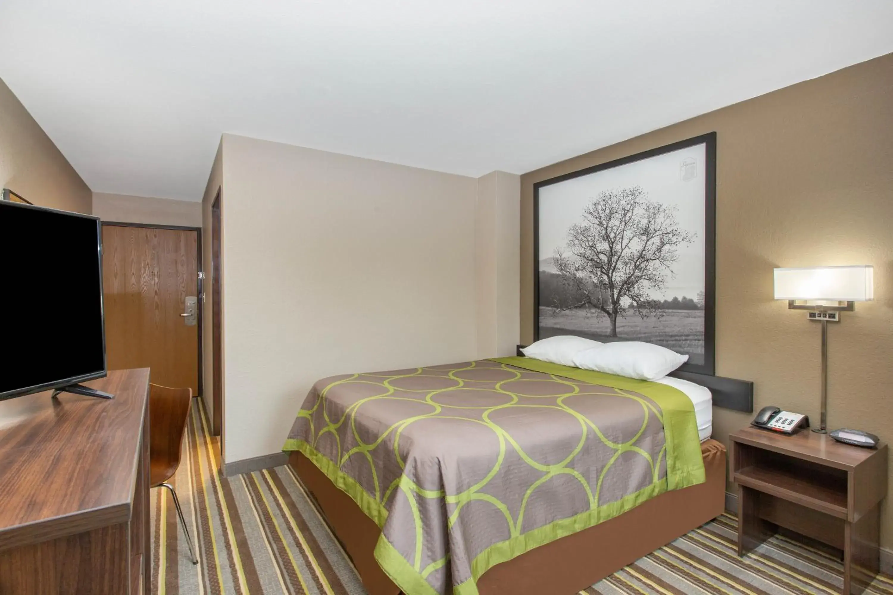 Queen Room - Disability Access/Non-Smoking in Super 8 by Wyndham Chattanooga Lookout Mountain TN Queen Room - Disability Access/Non-Smoking in Super 8 by Wyndham Chattanooga Lookout Mountain TN