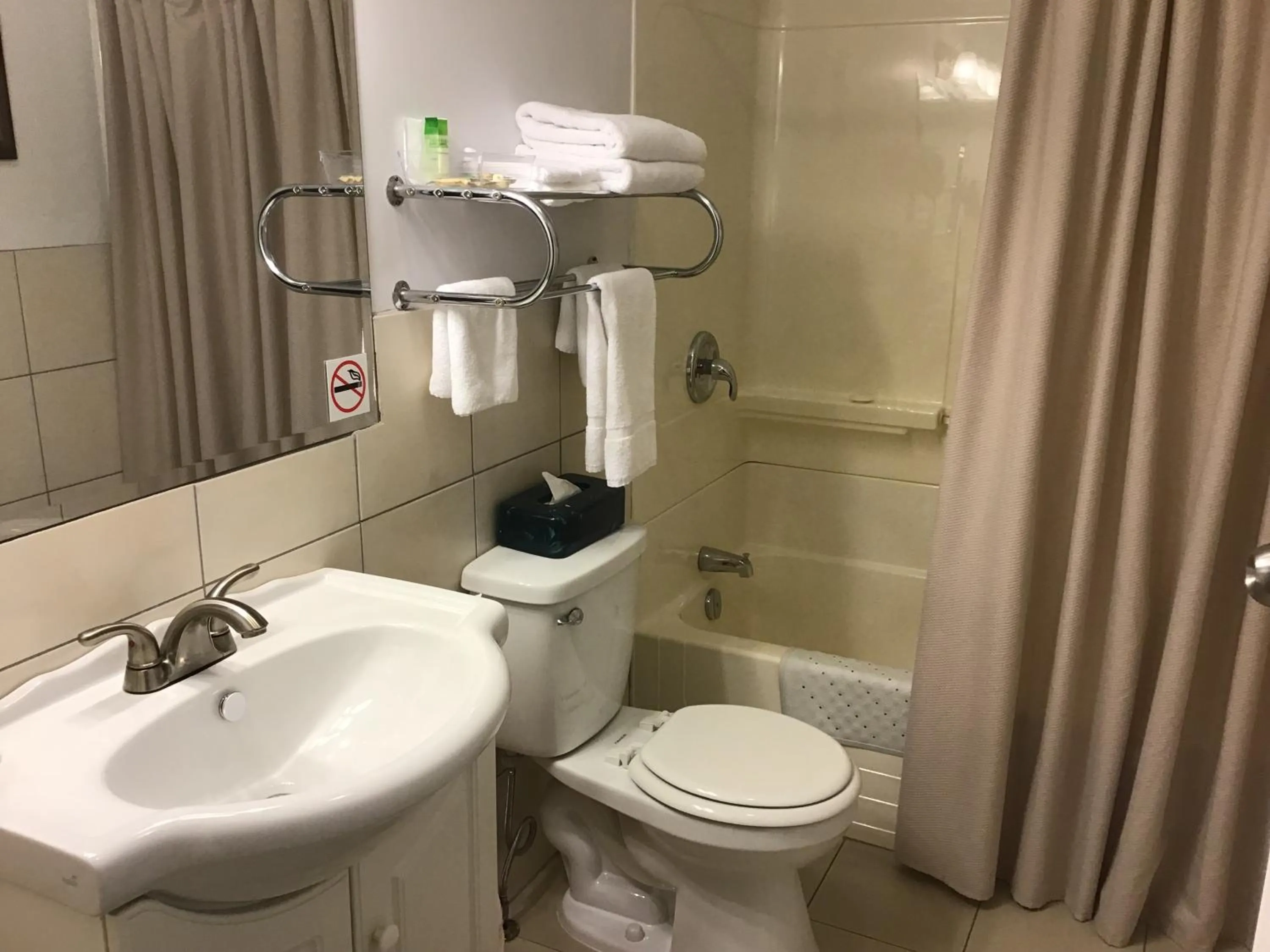 Photo of the whole room in Motel Bel-Eau