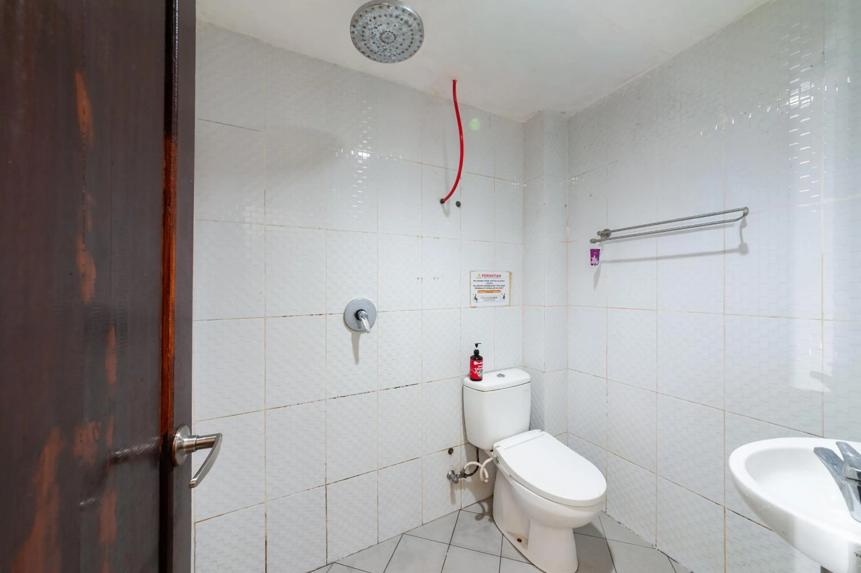 Bathroom in Urbanview Hotel AVA Banjarmasin by RedDoorz