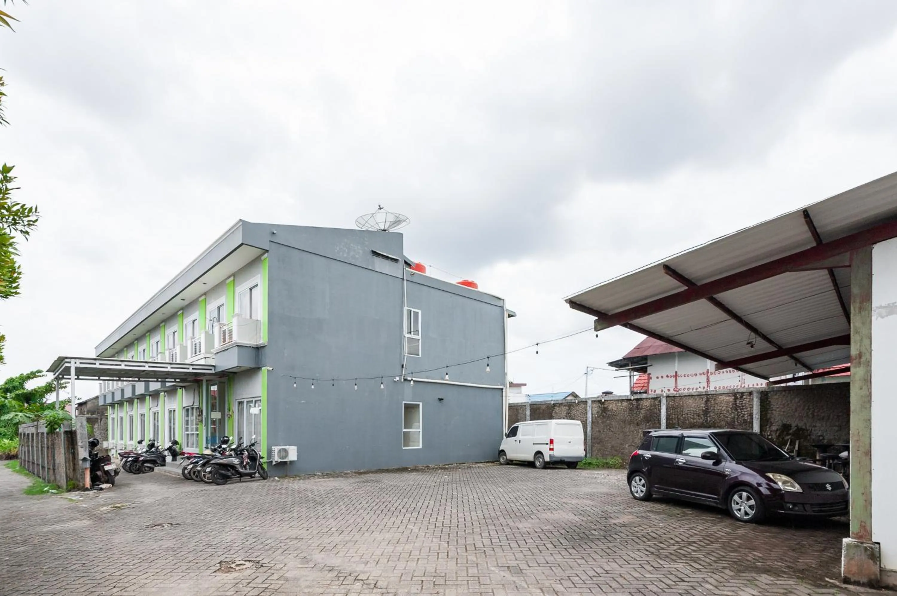 Parking in Urbanview Hotel AVA Banjarmasin by RedDoorz