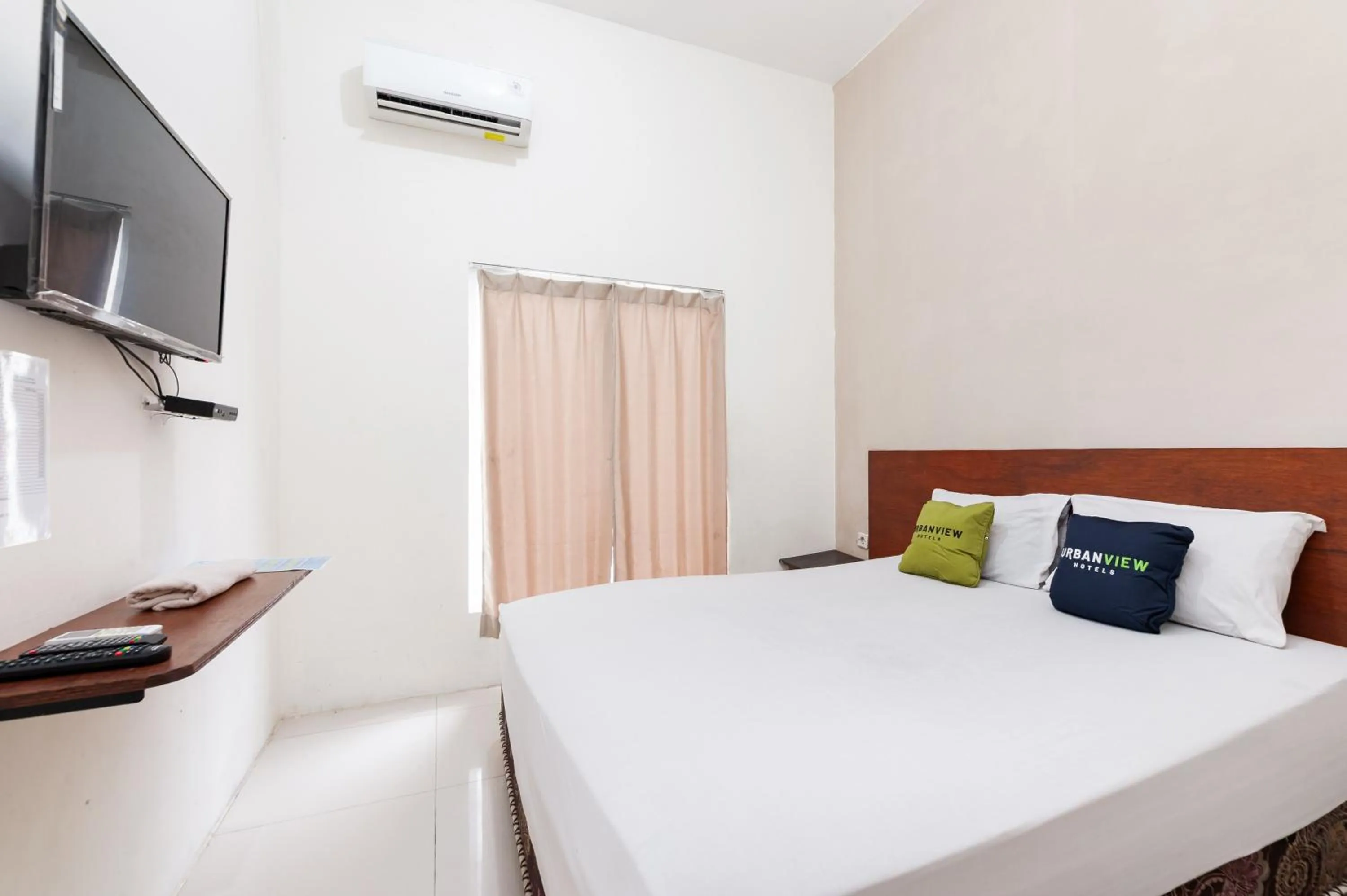 Bedroom, Bed in Urbanview Hotel AVA Banjarmasin by RedDoorz