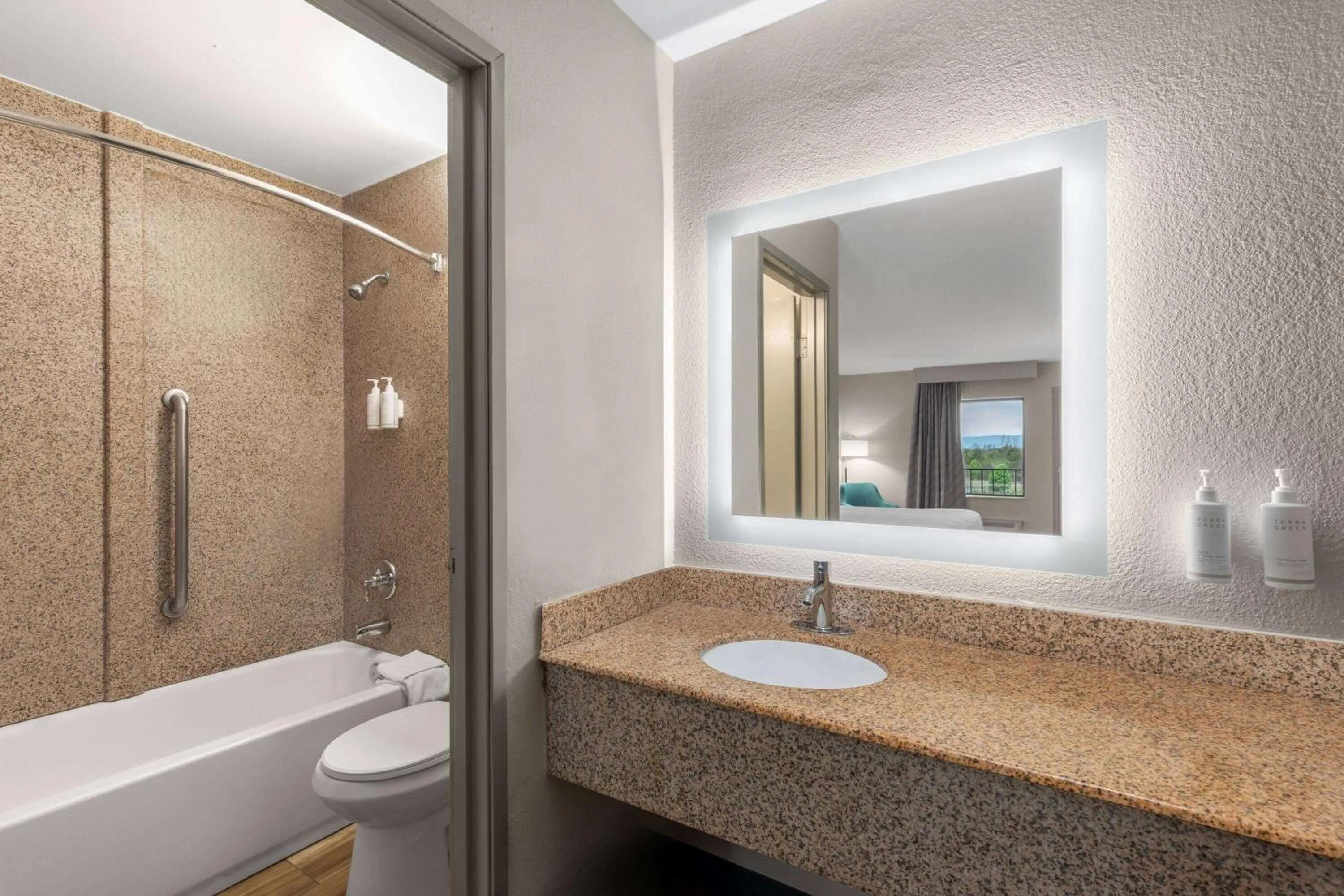 TV and multimedia in Days Inn by Wyndham Chattanooga Lookout Mountain West