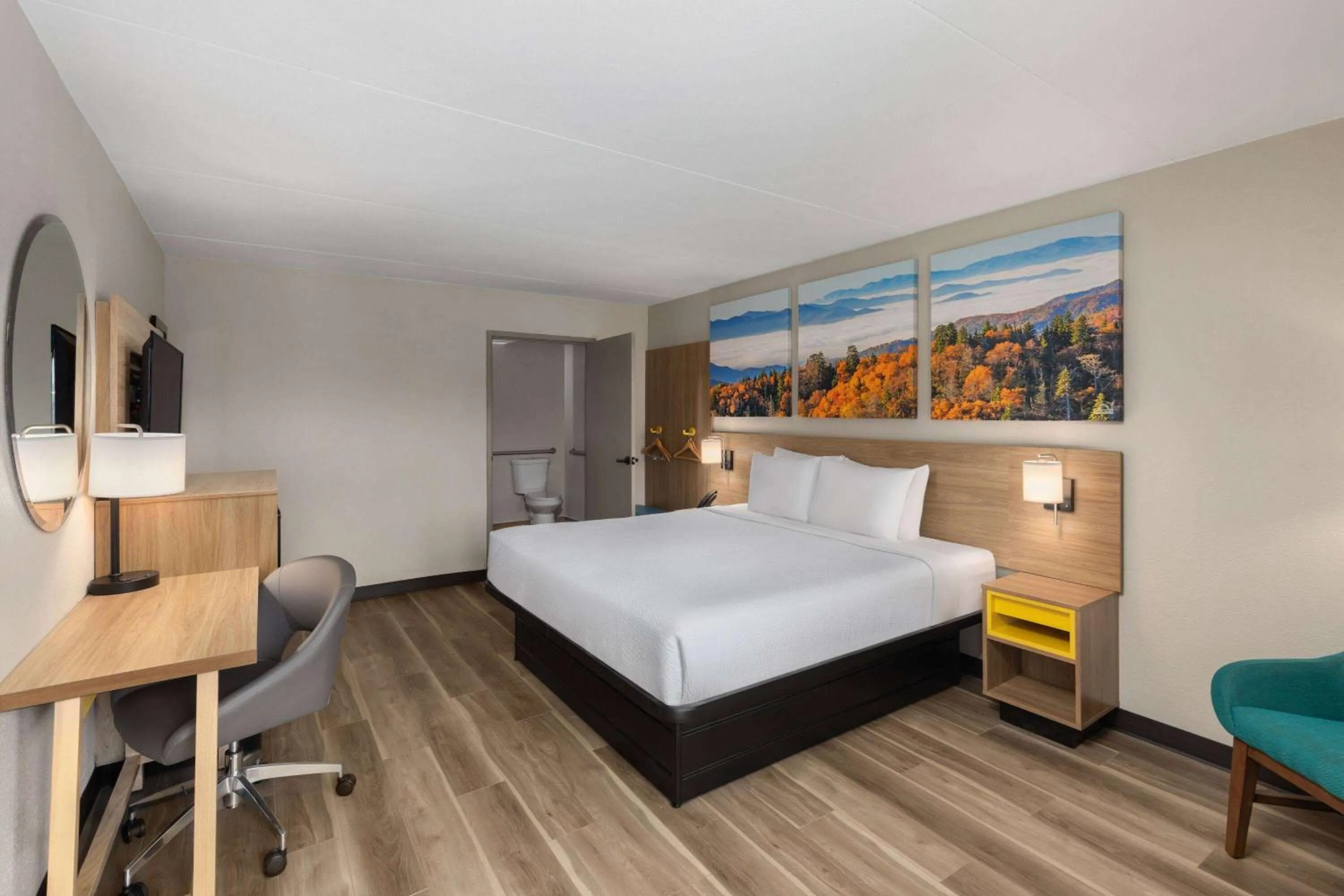 Photo of the whole room, Bed in Days Inn by Wyndham Chattanooga Lookout Mountain West