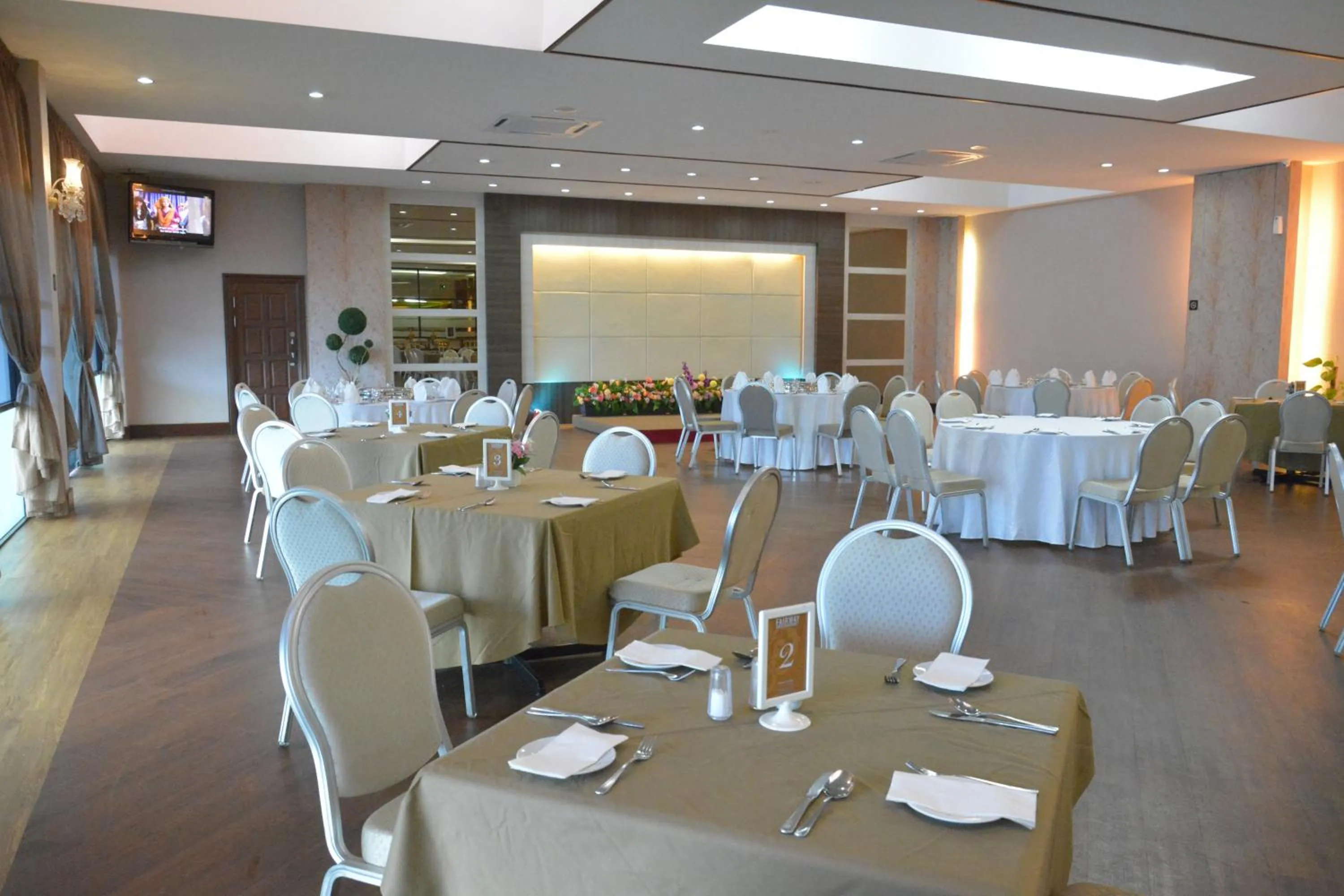 Restaurant/places to eat in RPGC Garden Hotel
