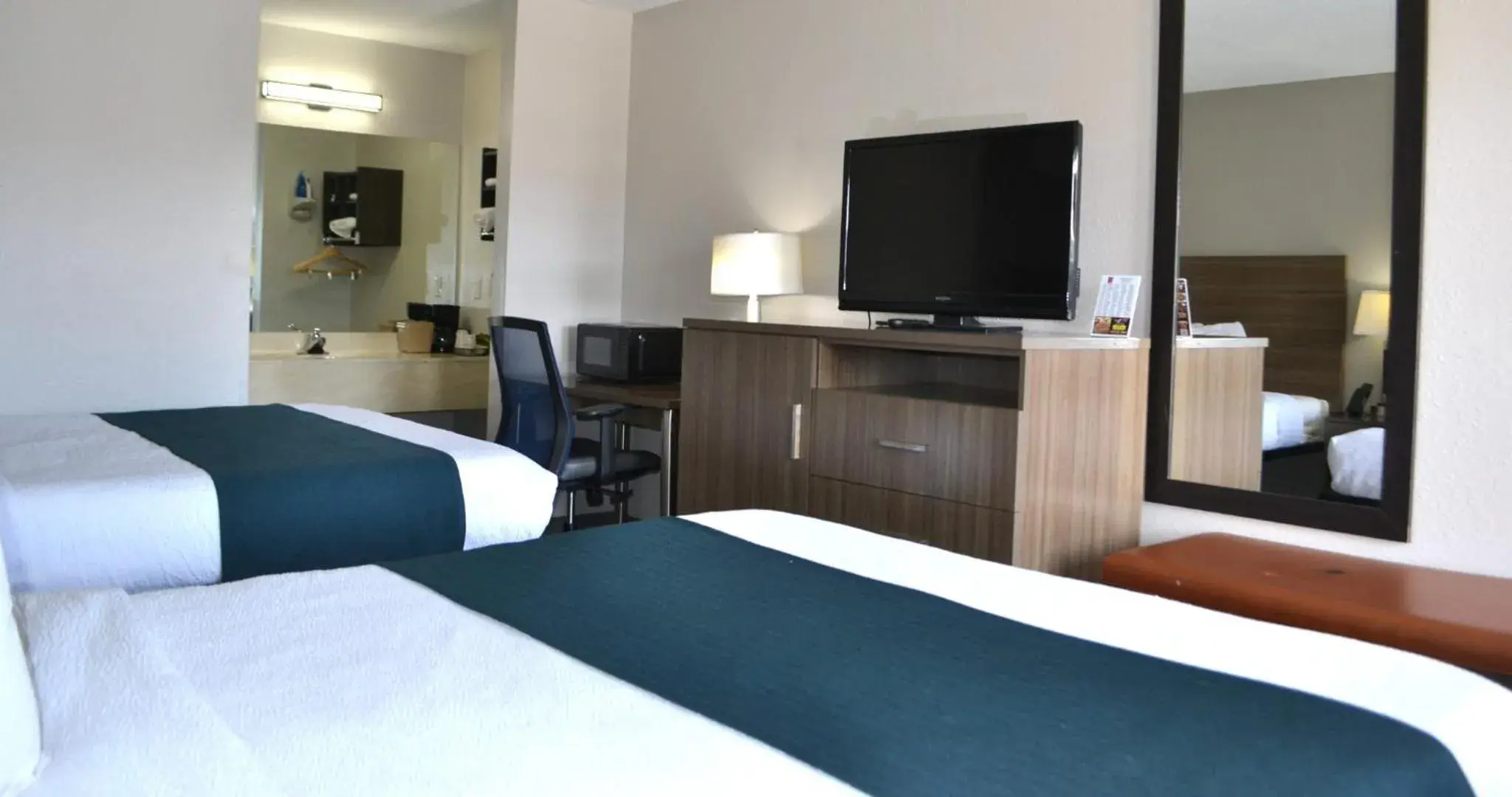 Queen Room with Two Queen Beds - Non-Smoking in Studio 6 Suites Chattanooga TN Lookout Mtn. Queen Room with Two Queen Beds - Non-Smoking in Studio 6 Suites Chattanooga TN Lookout Mtn.