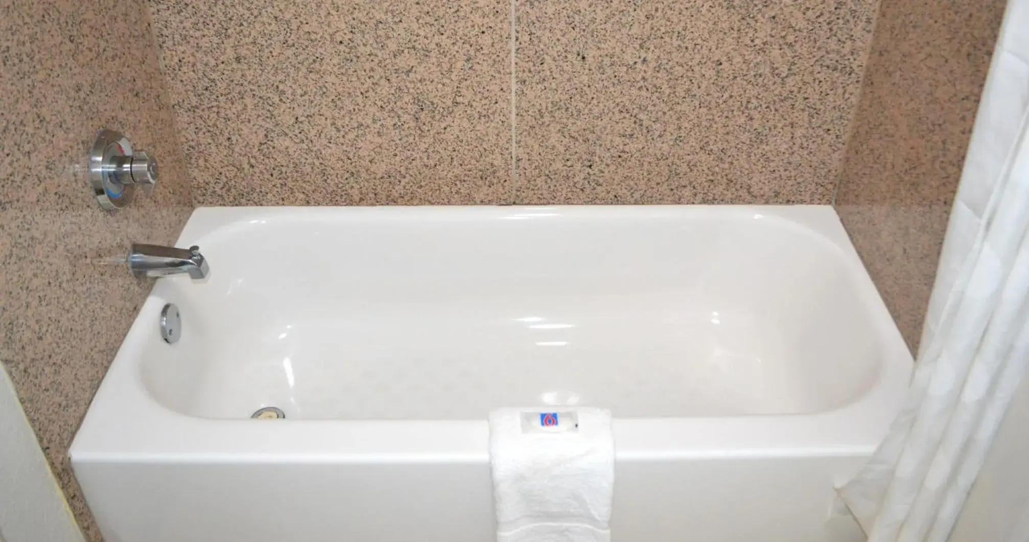 King Room with Roll-in Shower - Disability Access - Non-Smoking in Studio 6 Suites Chattanooga TN Lookout Mtn. King Room with Roll-in Shower - Disability Access - Non-Smoking in Studio 6 Suites Chattanooga TN Lookout Mtn.