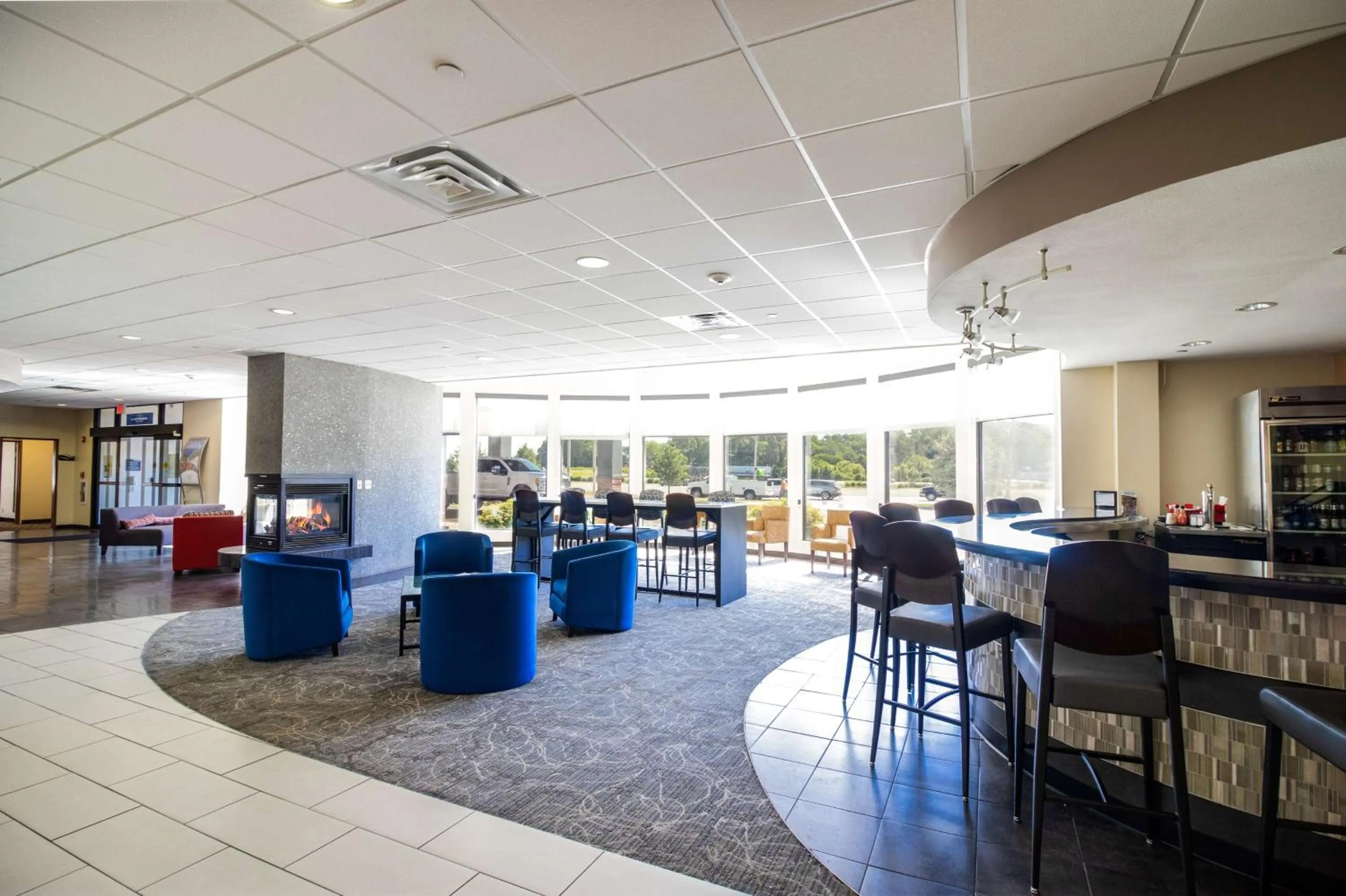 Lounge or bar in Best Western Plus Portage Hotel and Suites
