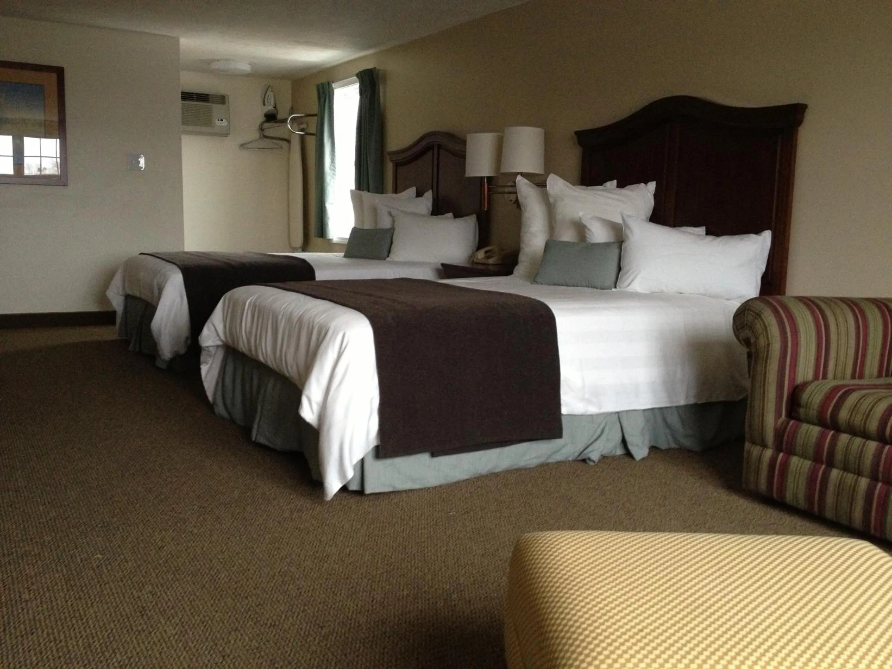 Photo of the whole room, Bed in Holiday Hill Inn & Suites