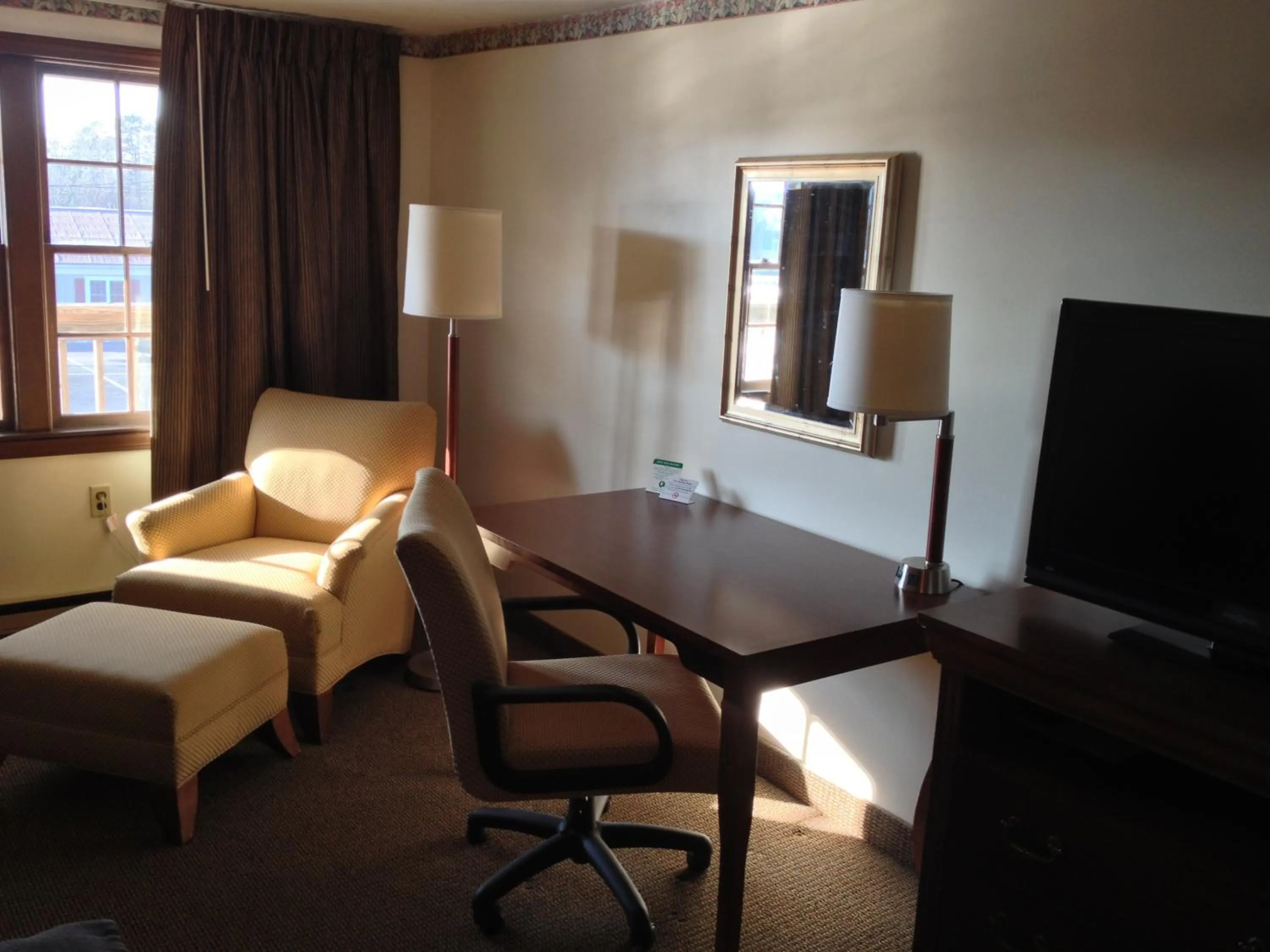 Seating area in Holiday Hill Inn & Suites