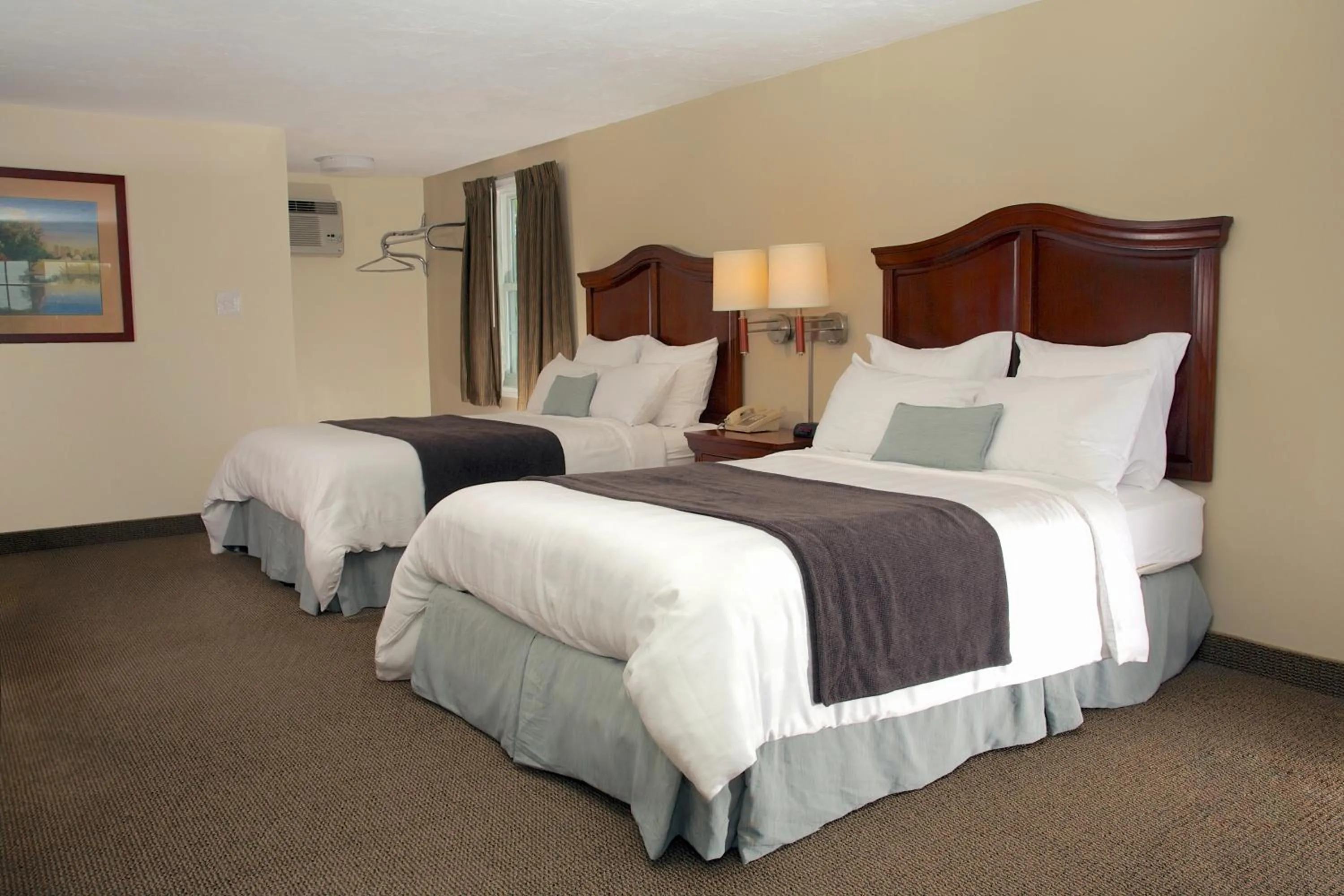 Photo of the whole room, Bed in Holiday Hill Inn & Suites