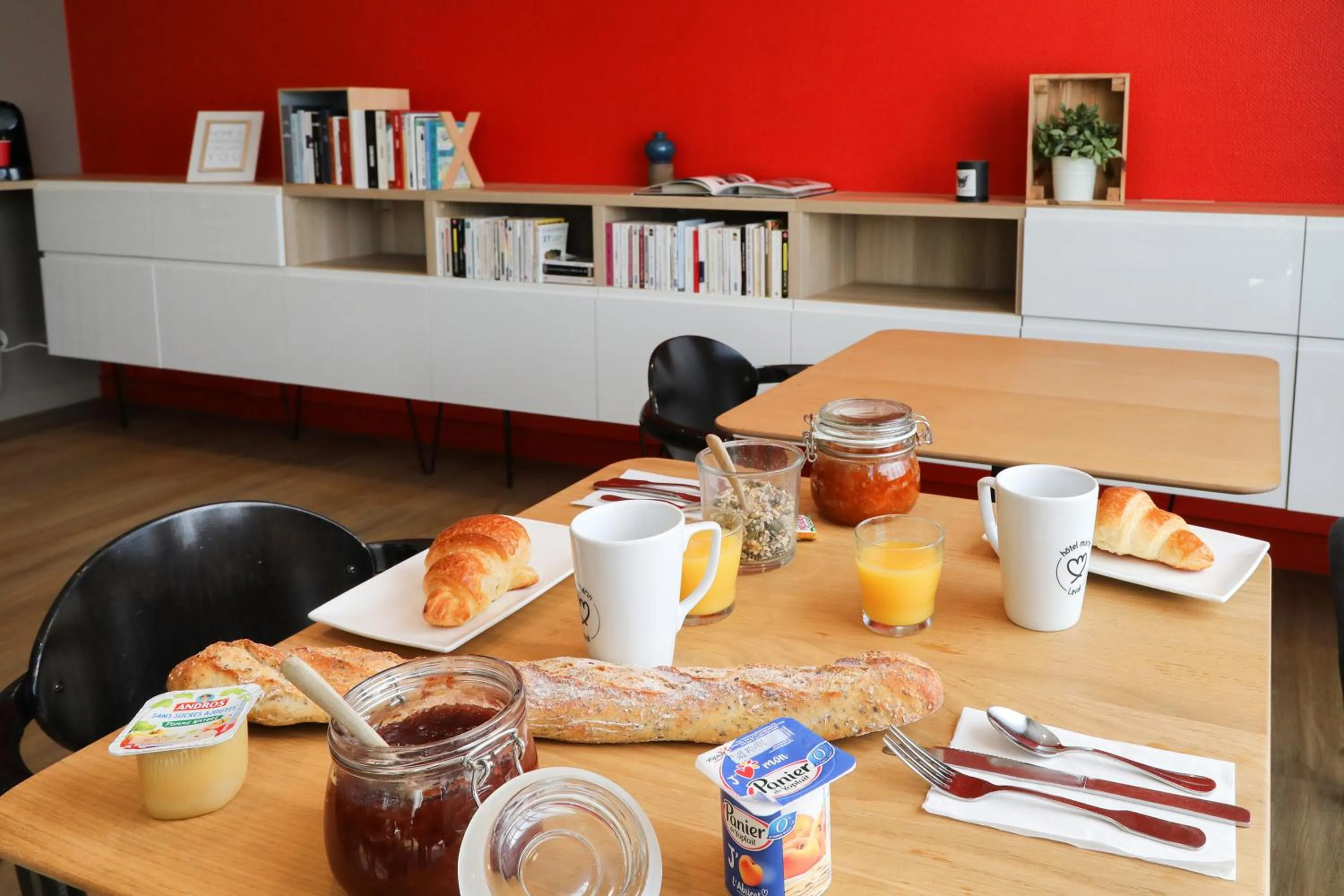 Continental breakfast in Hôtel et Apparts Marin