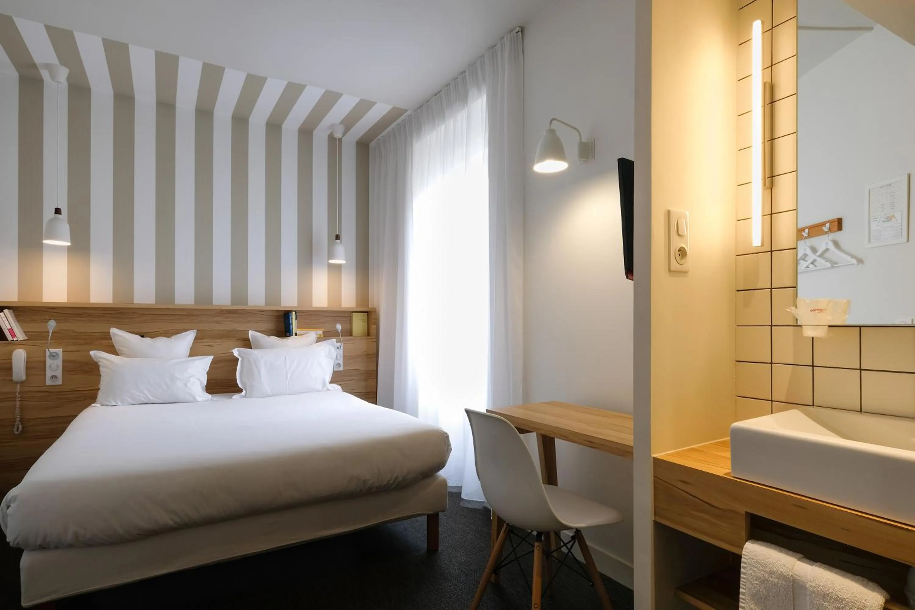 Bedroom, Bed in Hôtel et Apparts Marin