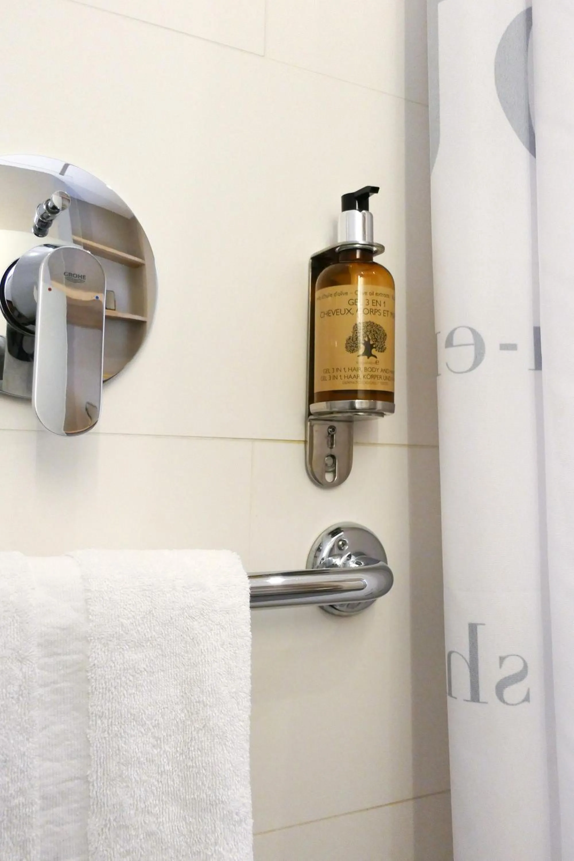 Shower in Hôtel et Apparts Marin