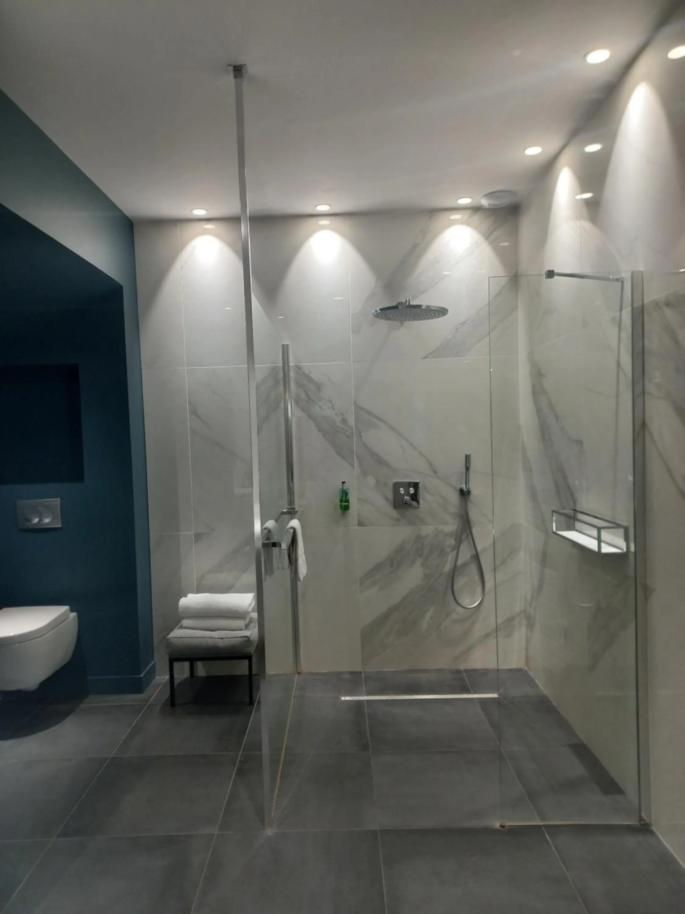 Shower in Hôtel et Apparts Marin