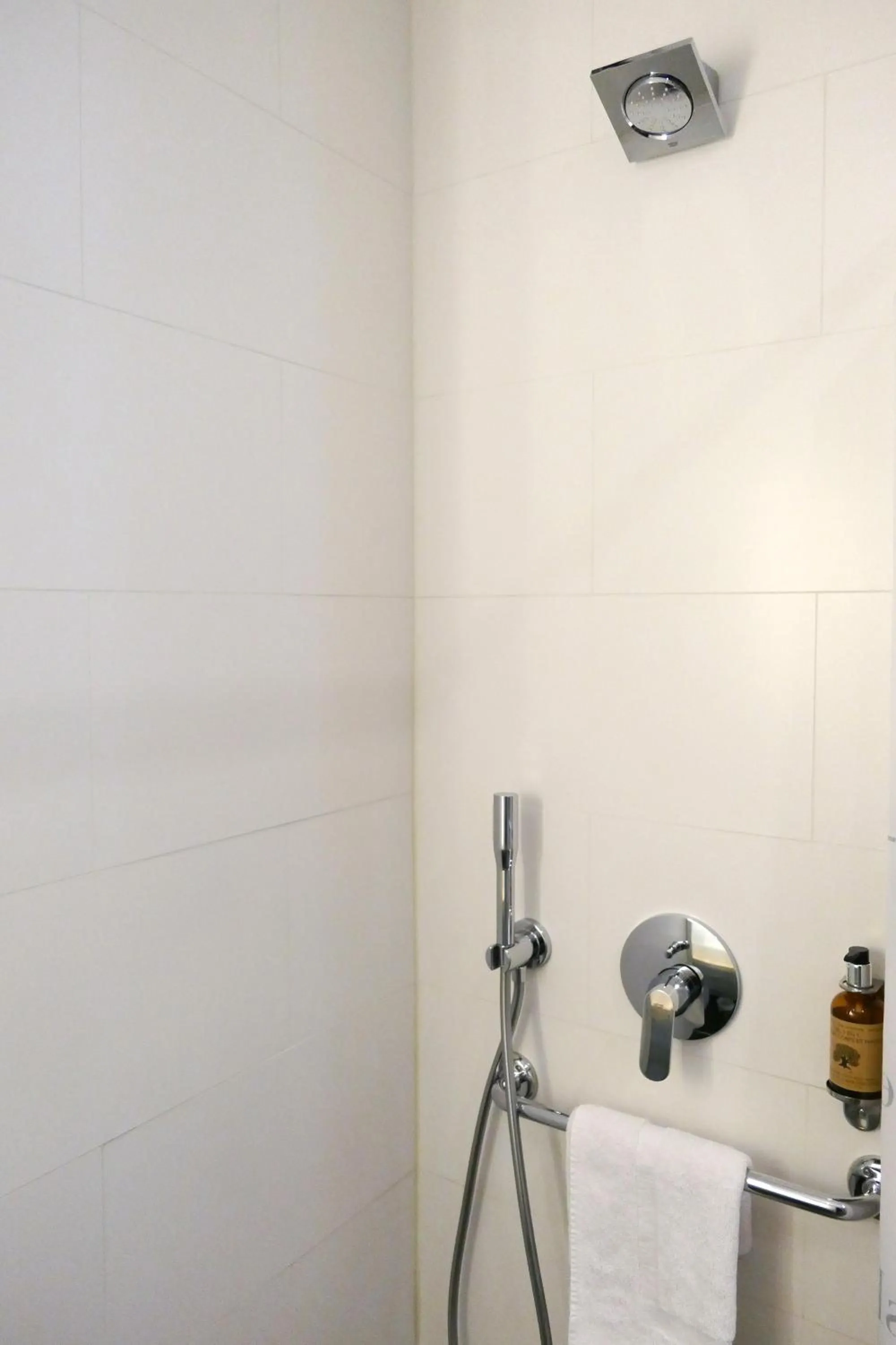 Shower in Hôtel et Apparts Marin