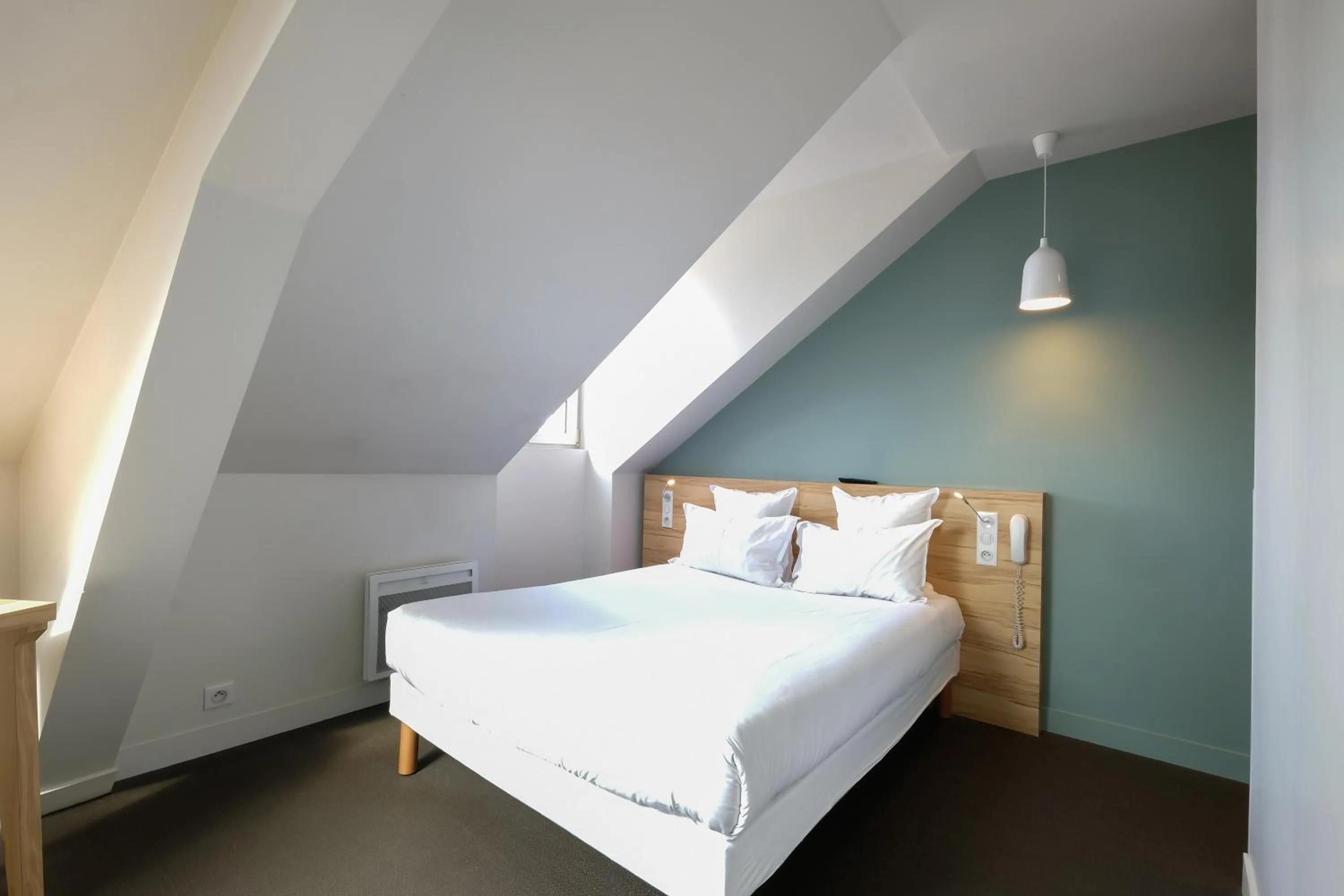 Photo of the whole room, Bed in Hôtel et Apparts Marin